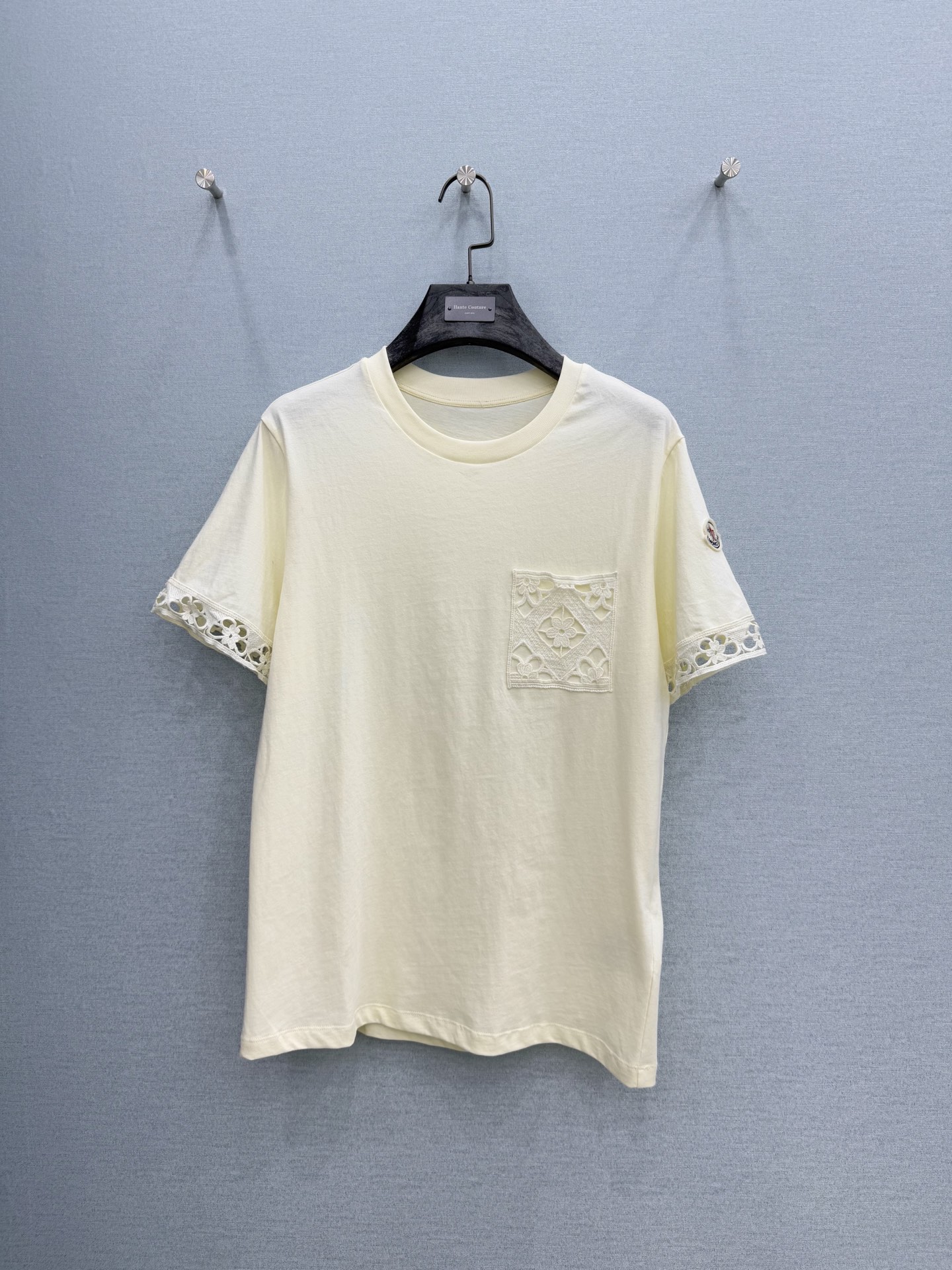 🛒𝐍𝐄𝐖 · 𝟐𝟎𝟐6/爆款现货原单品质 Mon*｜精致口袋水溶刺绣短袖T恤高订面料 亲肤透气舒适标志性