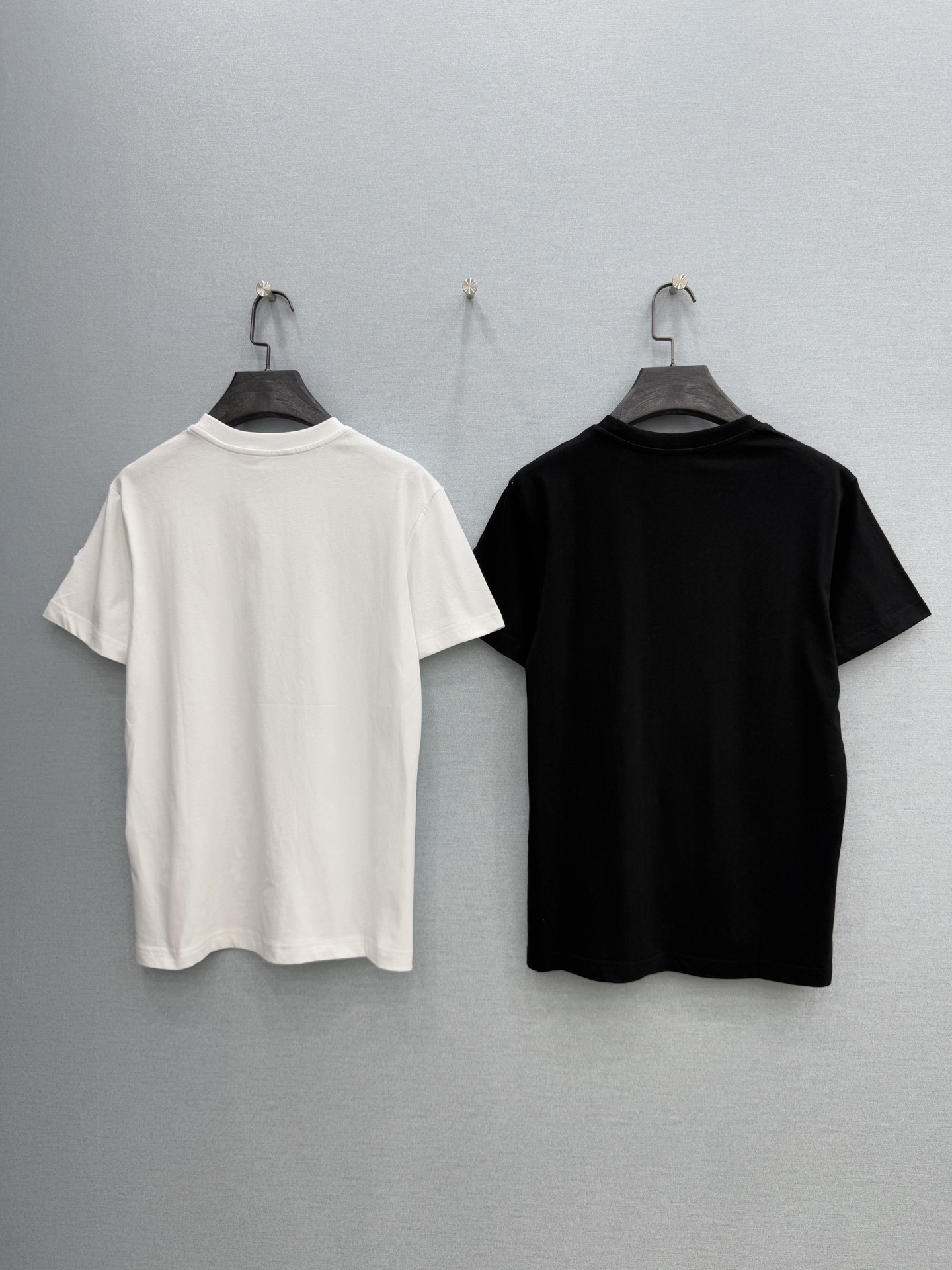 🛒𝐍𝐄𝐖 · 𝟐𝟎𝟐6/爆款现货原单品质 Mon*｜精致印花短袖T恤高订面料 亲肤透气舒适标志性字母图案