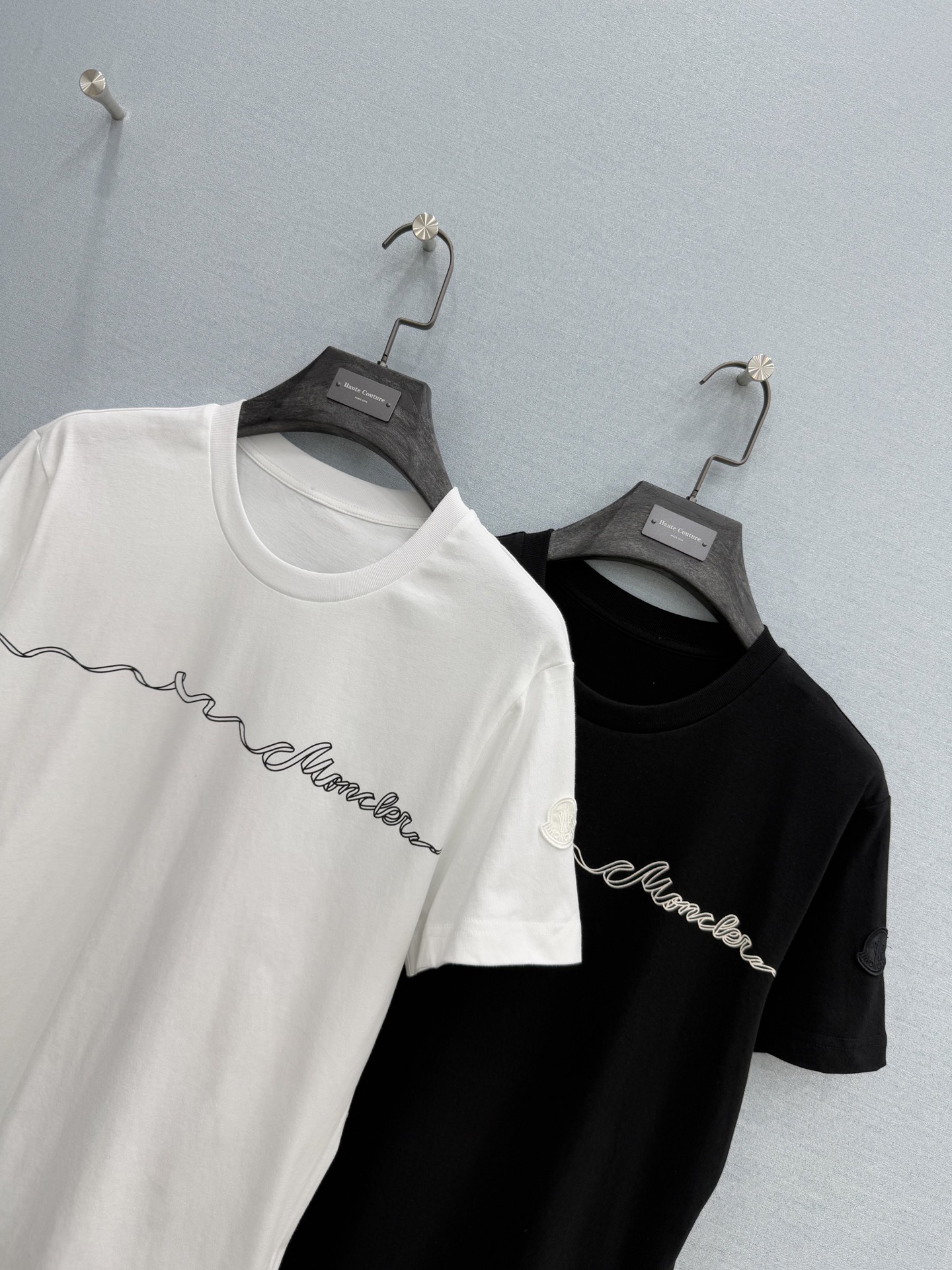 🛒𝐍𝐄𝐖 · 𝟐𝟎𝟐6/爆款现货原单品质 Mon*｜精致印花短袖T恤高订面料 亲肤透气舒适标志性字母图案