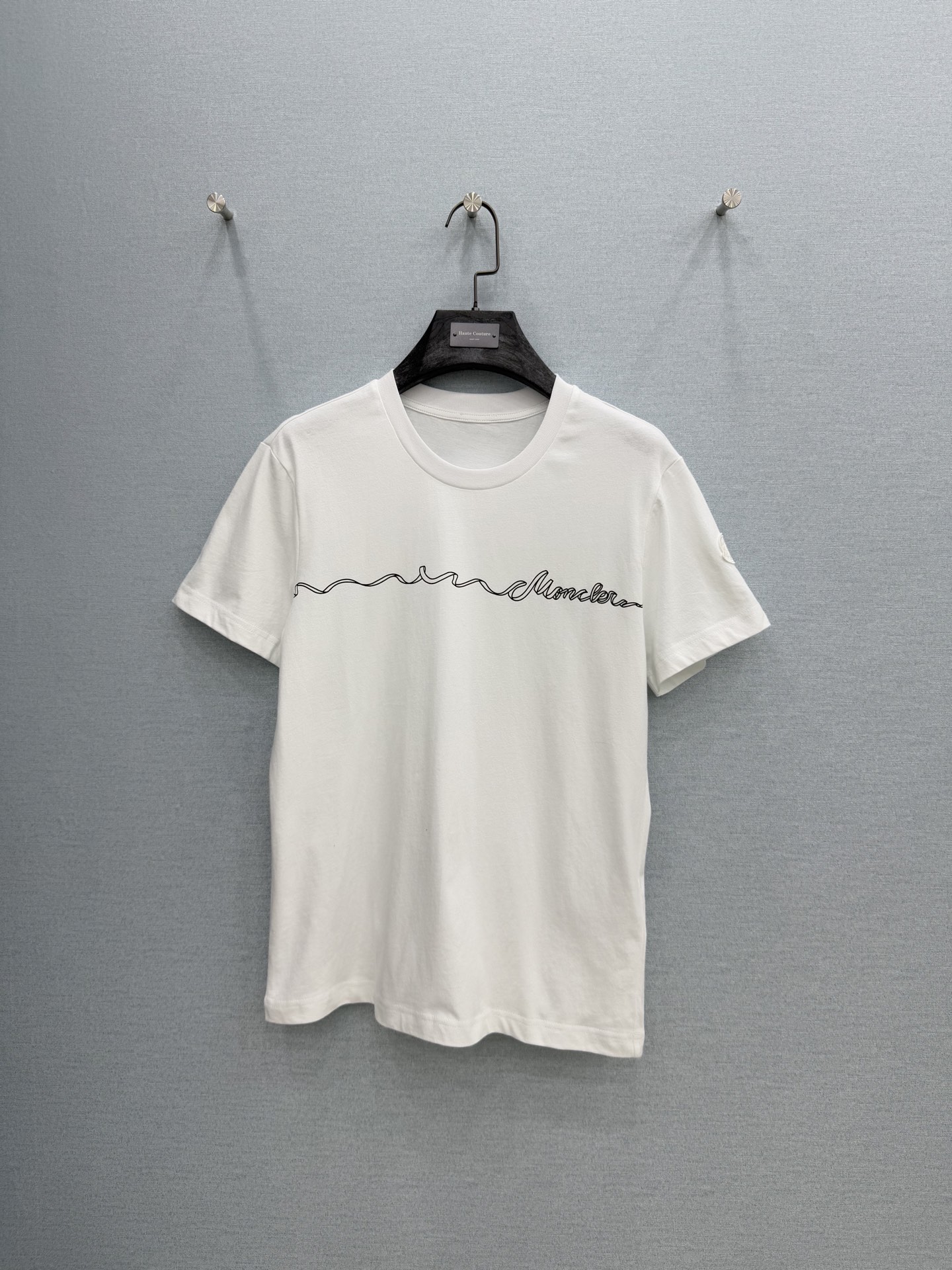 🛒𝐍𝐄𝐖 · 𝟐𝟎𝟐6/爆款现货原单品质 Mon*｜精致印花短袖T恤高订面料 亲肤透气舒适标志性字母图案