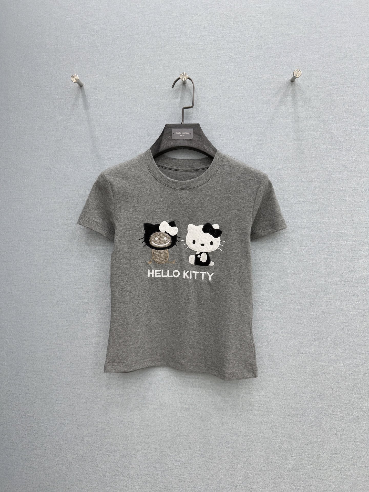 🛒𝐍𝐄𝐖 · 𝟐𝟎𝟐6/爆款现货【春夏上新】 设计师小众｜2026新款刺绣T恤高订面料，百搭小版型 ，上