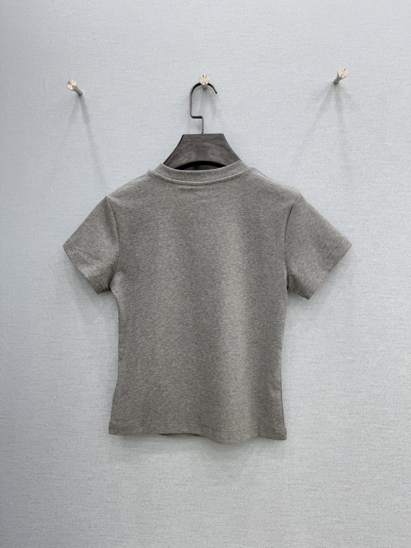 🛒𝐍𝐄𝐖 · 𝟐𝟎𝟐6/爆款现货【春夏上新】 设计师小众｜2026新款刺绣T恤高订面料，百搭小版型 ，上