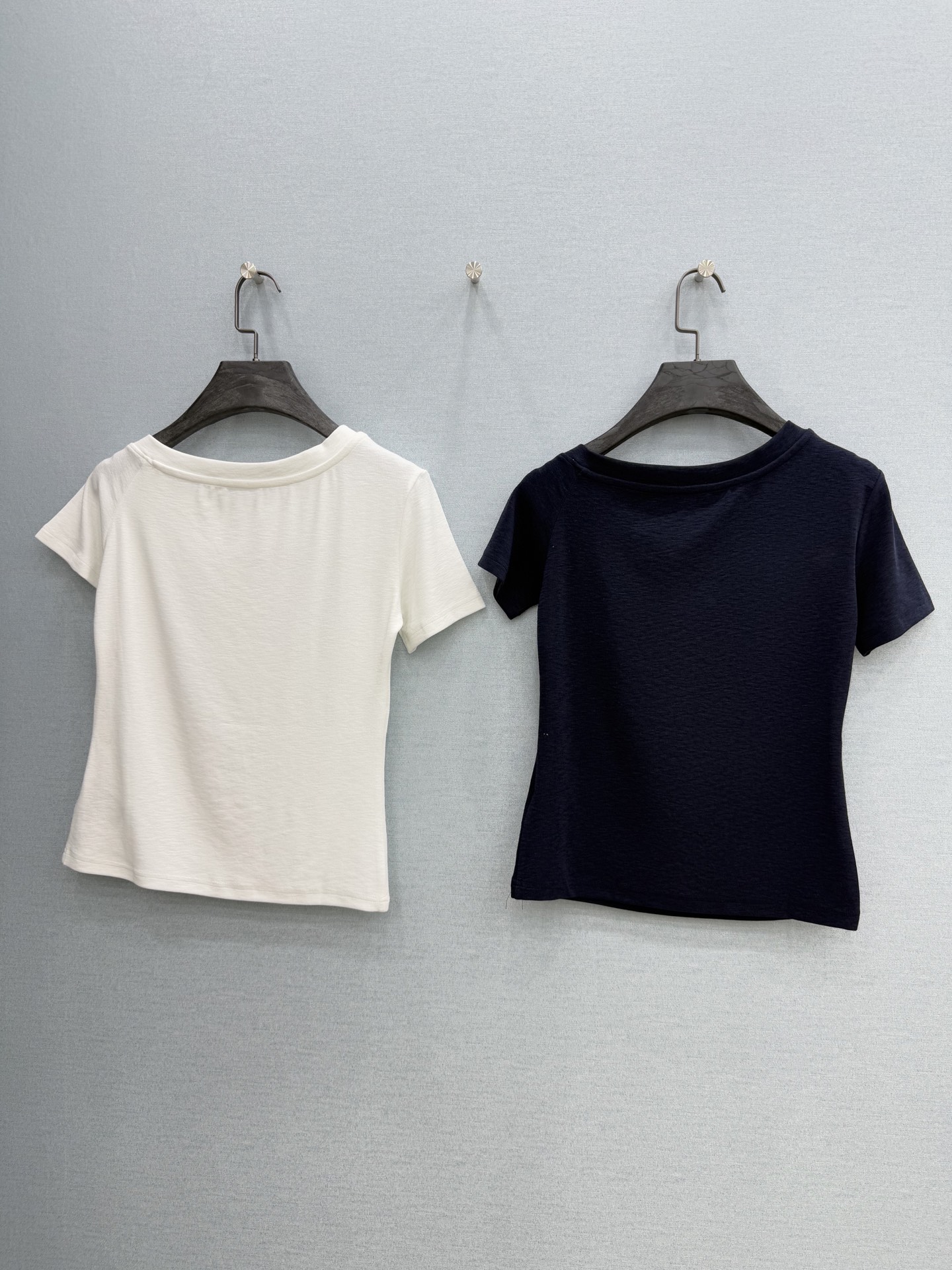 🛒𝐍𝐄𝐖 · 𝟐𝟎𝟐6/爆款现货【春夏上新】 设计师小众｜2026新款斜肩印花T恤高订面料，百搭小版型 