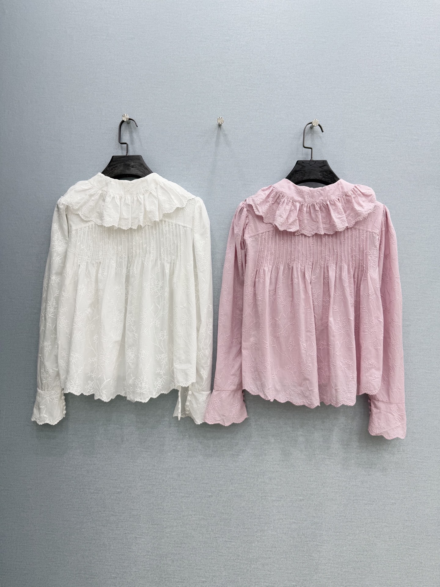 🛒𝐍𝐄𝐖 · 𝟐𝟎𝟐6/爆款现货原单品质 小众*｜2026新品镂空水溶刺绣大翻领衬衫精致版型，百褶设计，