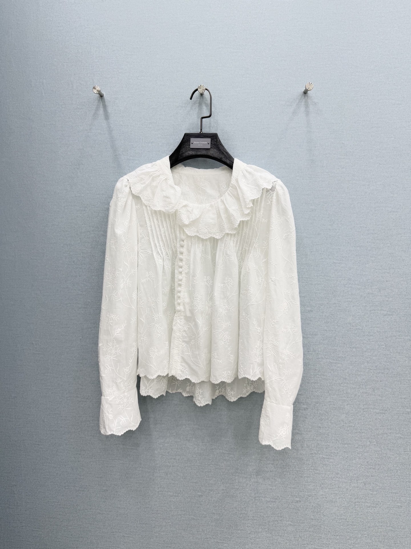 🛒𝐍𝐄𝐖 · 𝟐𝟎𝟐6/爆款现货原单品质 小众*｜2026新品镂空水溶刺绣大翻领衬衫精致版型，百褶设计，