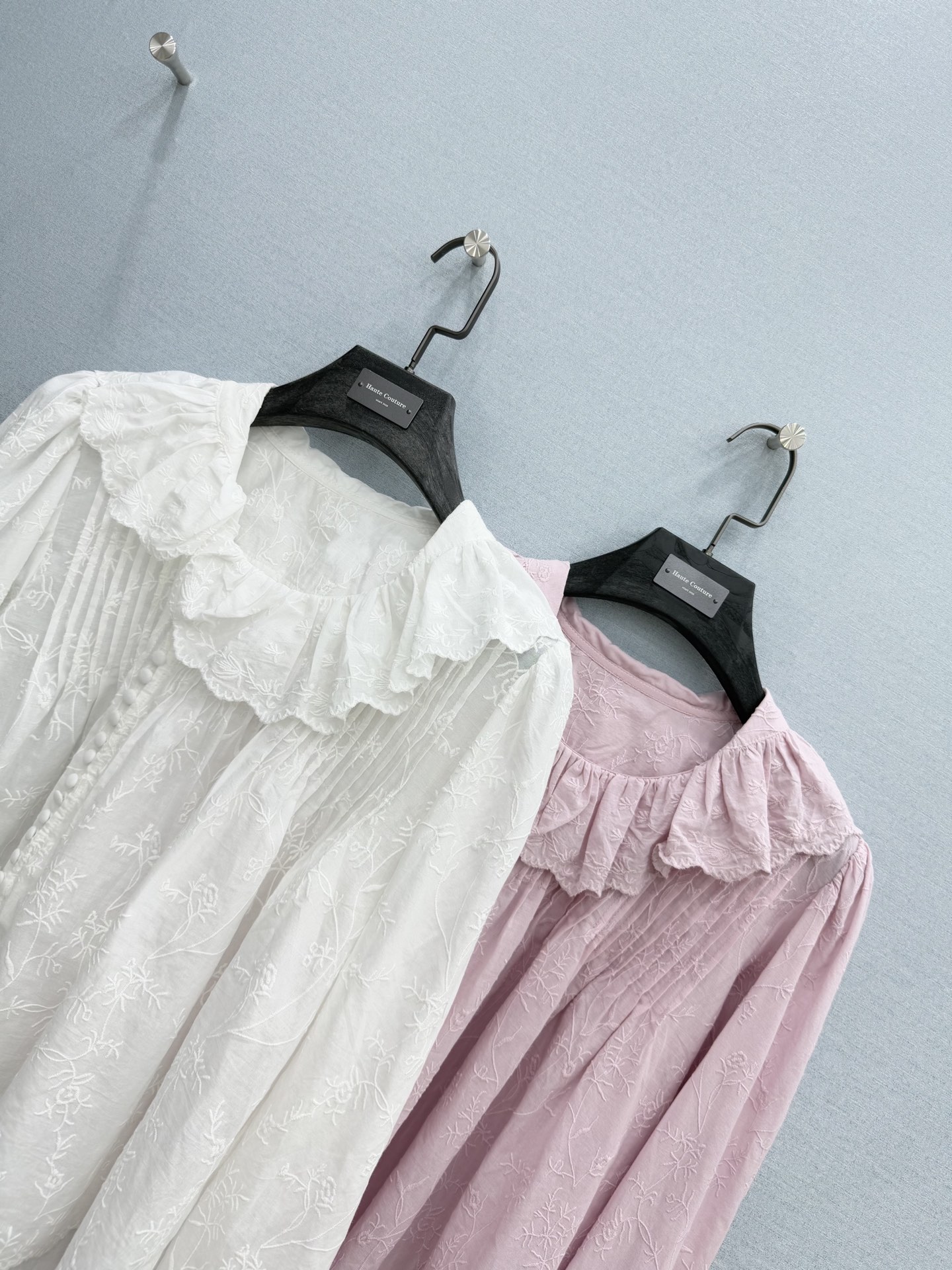 🛒𝐍𝐄𝐖 · 𝟐𝟎𝟐6/爆款现货原单品质 小众*｜2026新品镂空水溶刺绣大翻领衬衫精致版型，百褶设计，