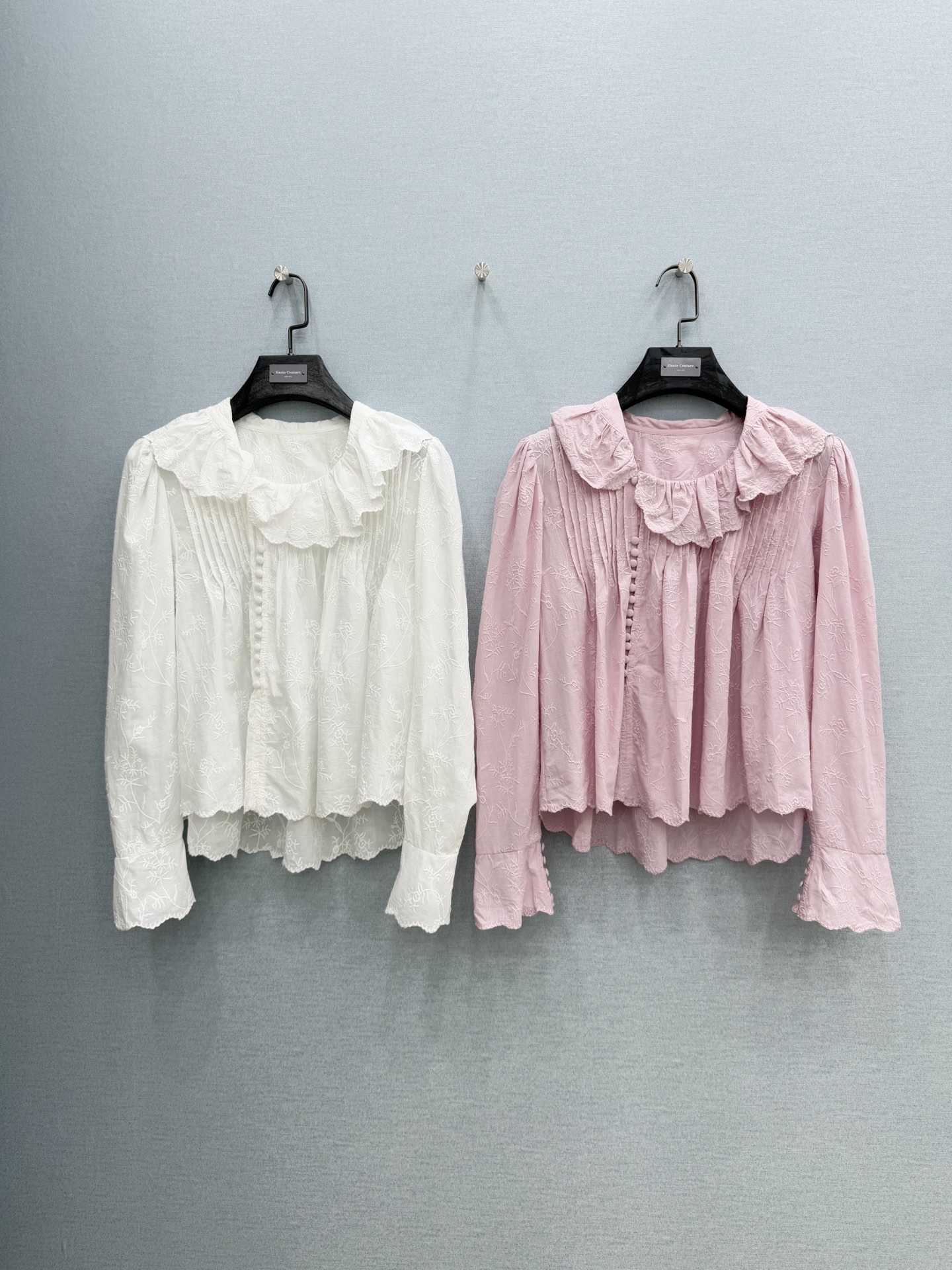 🛒𝐍𝐄𝐖 · 𝟐𝟎𝟐6/爆款现货原单品质 小众*｜2026新品镂空水溶刺绣大翻领衬衫精致版型，百褶设计，