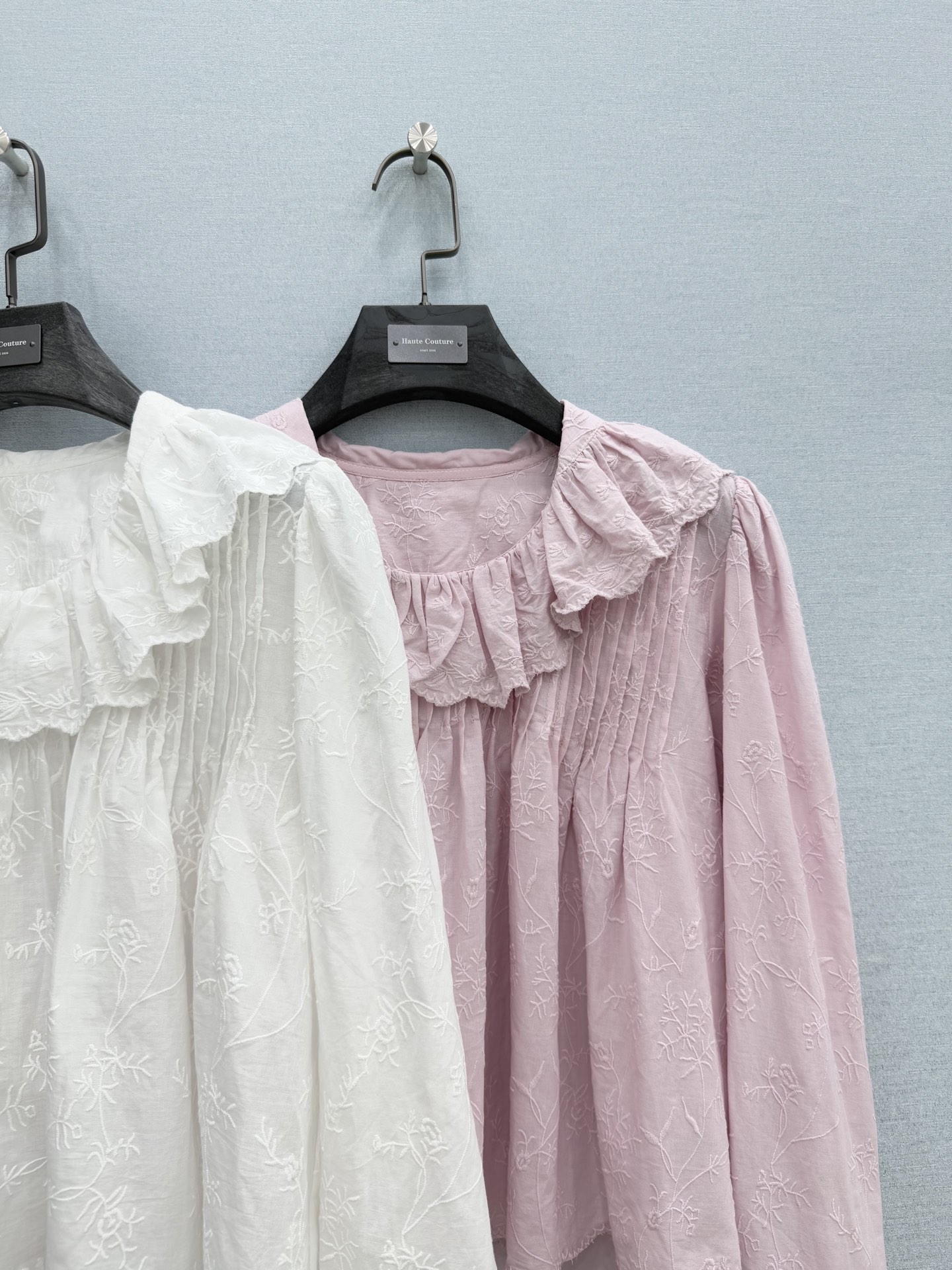 🛒𝐍𝐄𝐖 · 𝟐𝟎𝟐6/爆款现货原单品质 小众*｜2026新品镂空水溶刺绣大翻领衬衫精致版型，百褶设计，