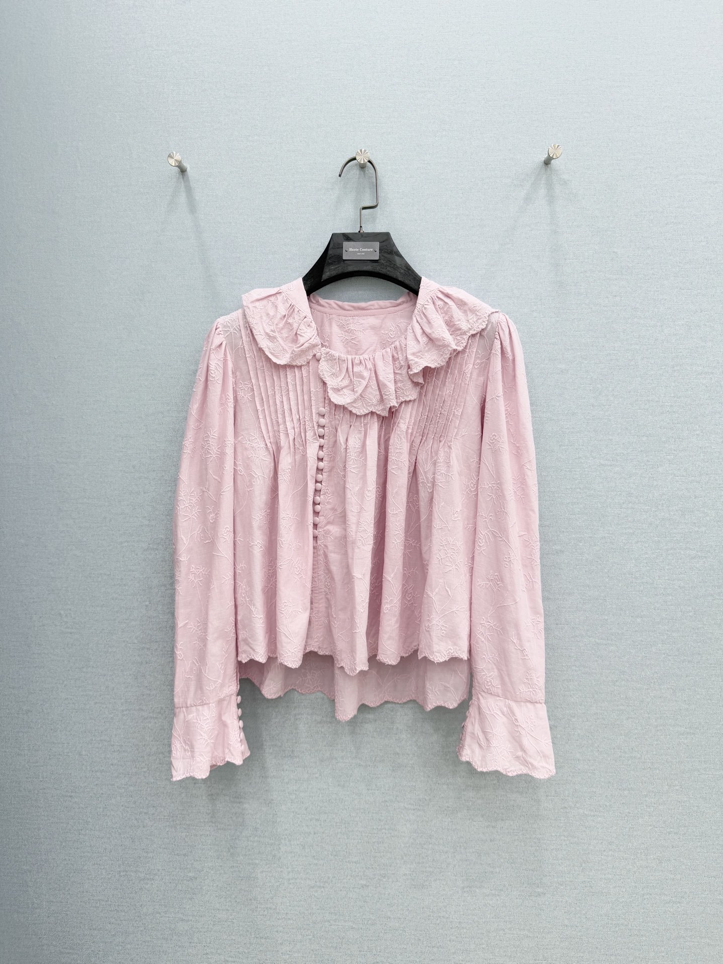 🛒𝐍𝐄𝐖 · 𝟐𝟎𝟐6/爆款现货原单品质 小众*｜2026新品镂空水溶刺绣大翻领衬衫精致版型，百褶设计，