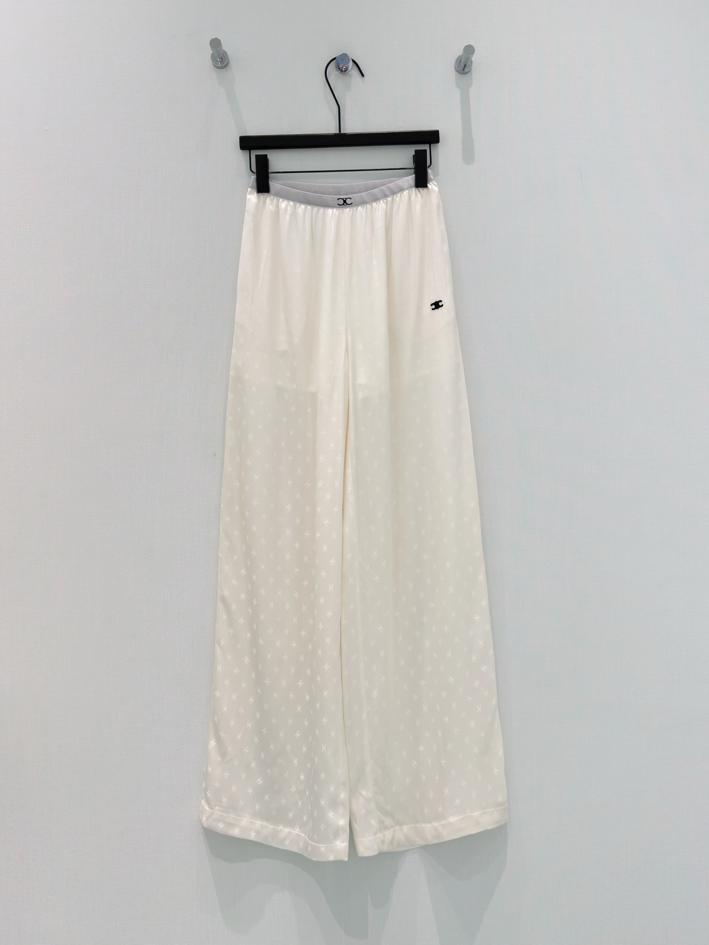 🛒𝐍𝐄𝐖 · 𝟐𝟎𝟐6/爆款现货【春夏新款】设计师 ｜ 女神同款刺绣休闲裤松紧设计，清新的色系 亲肤的面
