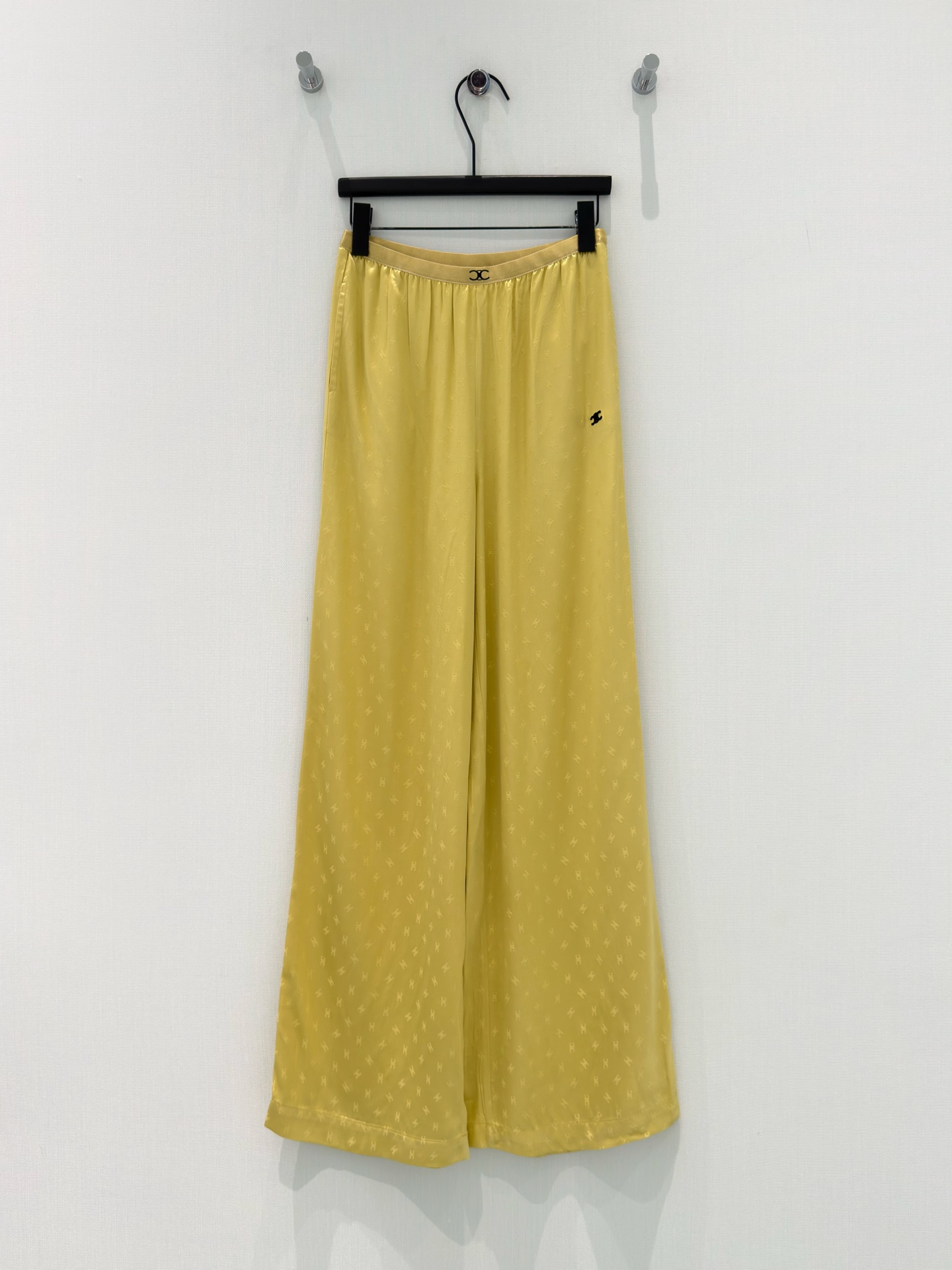 🛒𝐍𝐄𝐖 · 𝟐𝟎𝟐6/爆款现货【春夏新款】设计师 ｜ 女神同款刺绣休闲裤松紧设计，清新的色系 亲肤的面