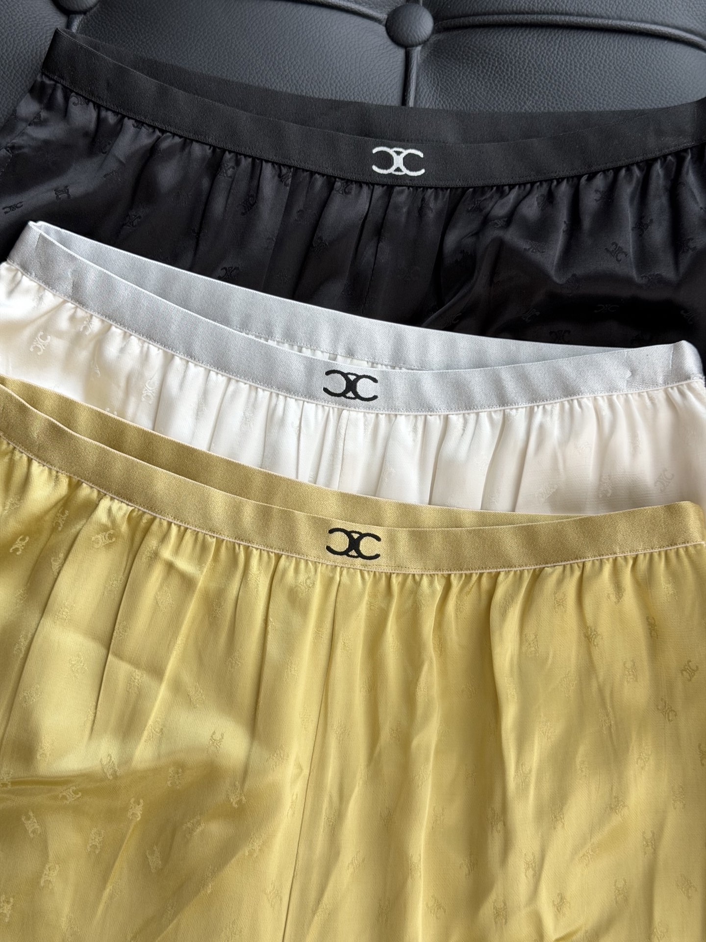 🛒𝐍𝐄𝐖 · 𝟐𝟎𝟐6/爆款现货【春夏新款】设计师 ｜ 女神同款刺绣休闲裤松紧设计，清新的色系 亲肤的面