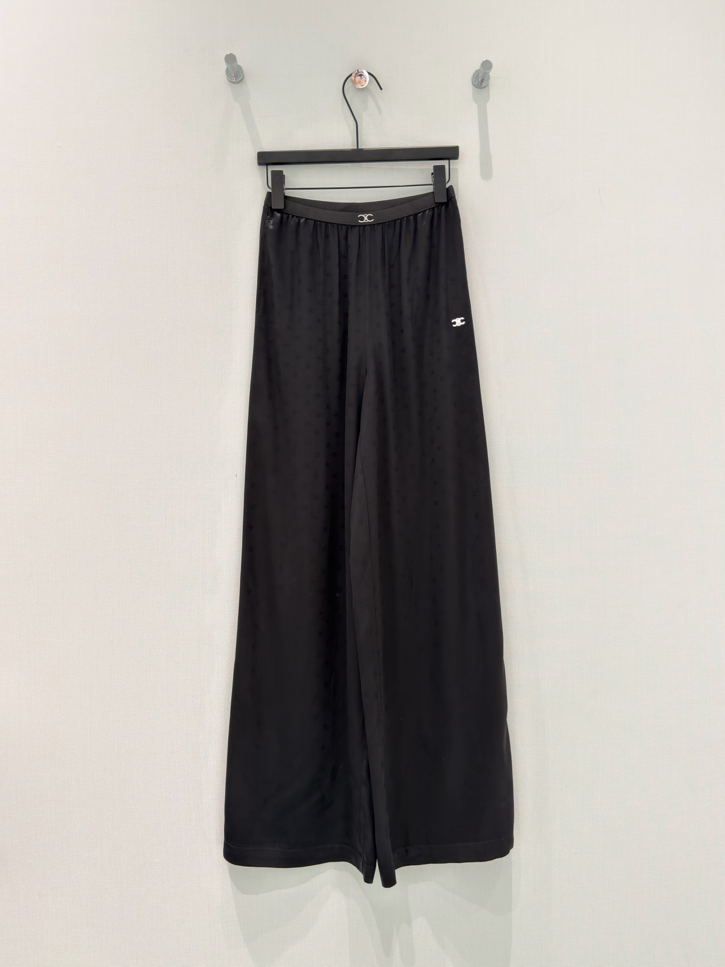 🛒𝐍𝐄𝐖 · 𝟐𝟎𝟐6/爆款现货【春夏新款】设计师 ｜ 女神同款刺绣休闲裤松紧设计，清新的色系 亲肤的面
