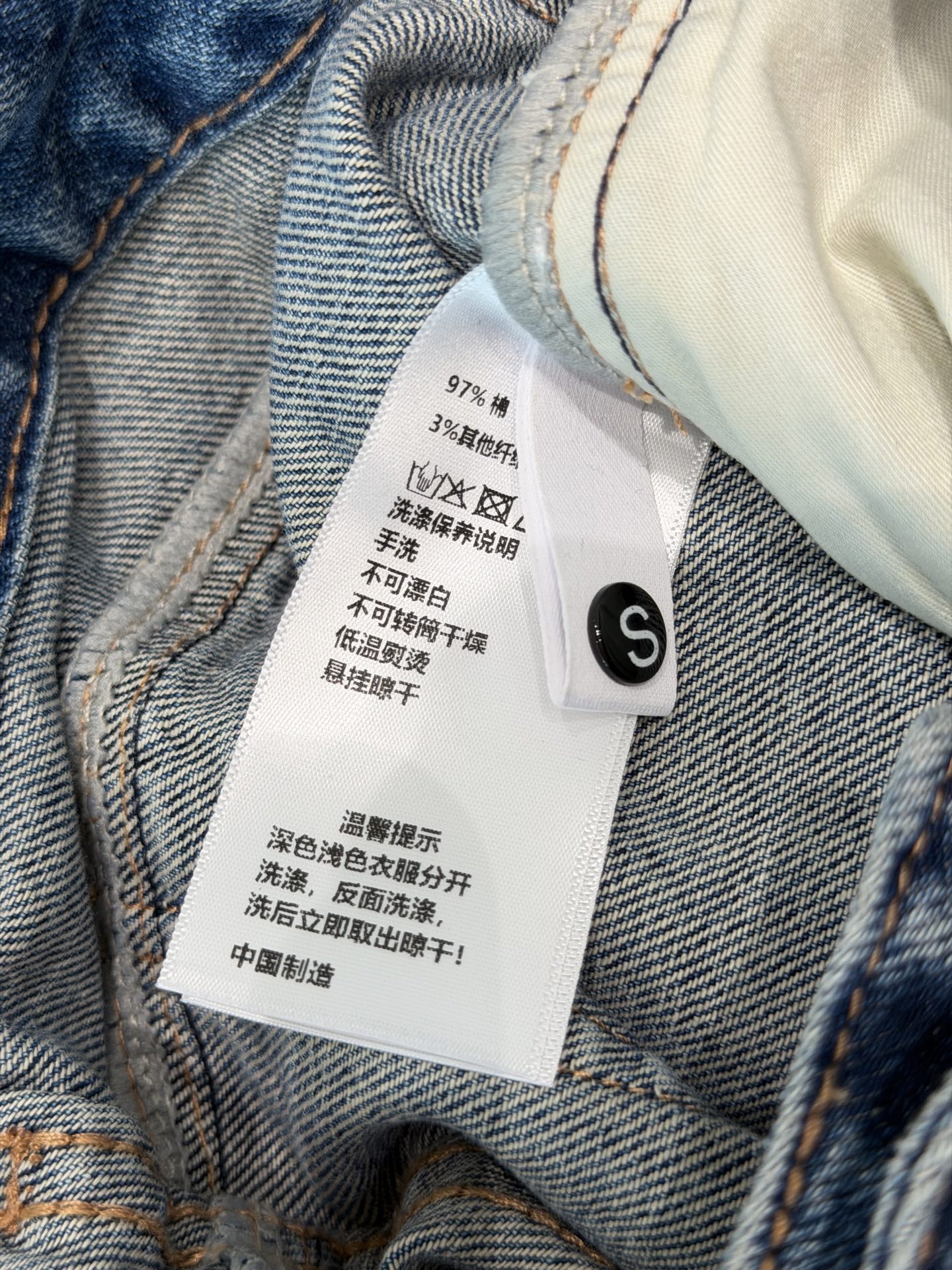 🛒𝐍𝐄𝐖 · 𝟐𝟎𝟐6/爆款现货原创 设计师｜立体压花镰刀牛仔裤采用高端定制面料，牛仔穿起来非常舒适，常