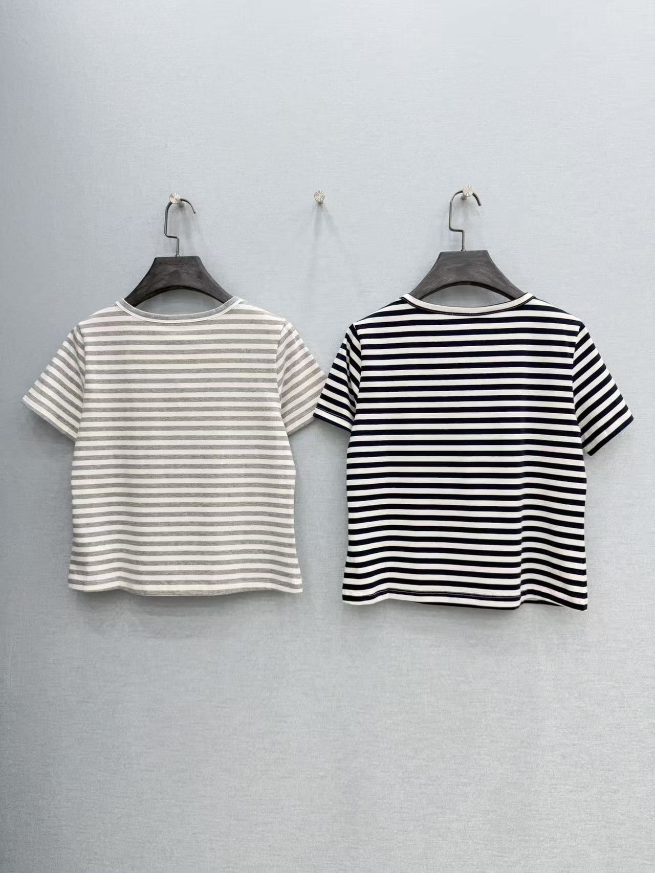 🛒𝐍𝐄𝐖 · 𝟐𝟎𝟐6/爆款现货原单品质 Lou* V｜金扣刺绣短袖T恤高订面料 亲肤透气舒适标志性字母