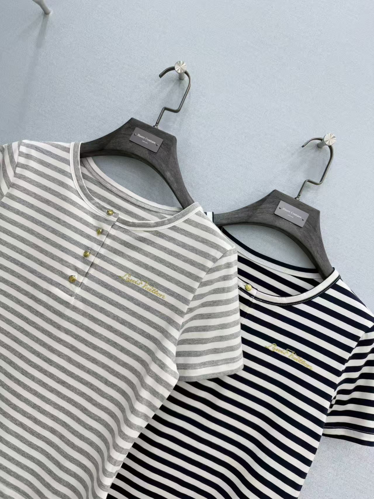 🛒𝐍𝐄𝐖 · 𝟐𝟎𝟐6/爆款现货原单品质 Lou* V｜金扣刺绣短袖T恤高订面料 亲肤透气舒适标志性字母