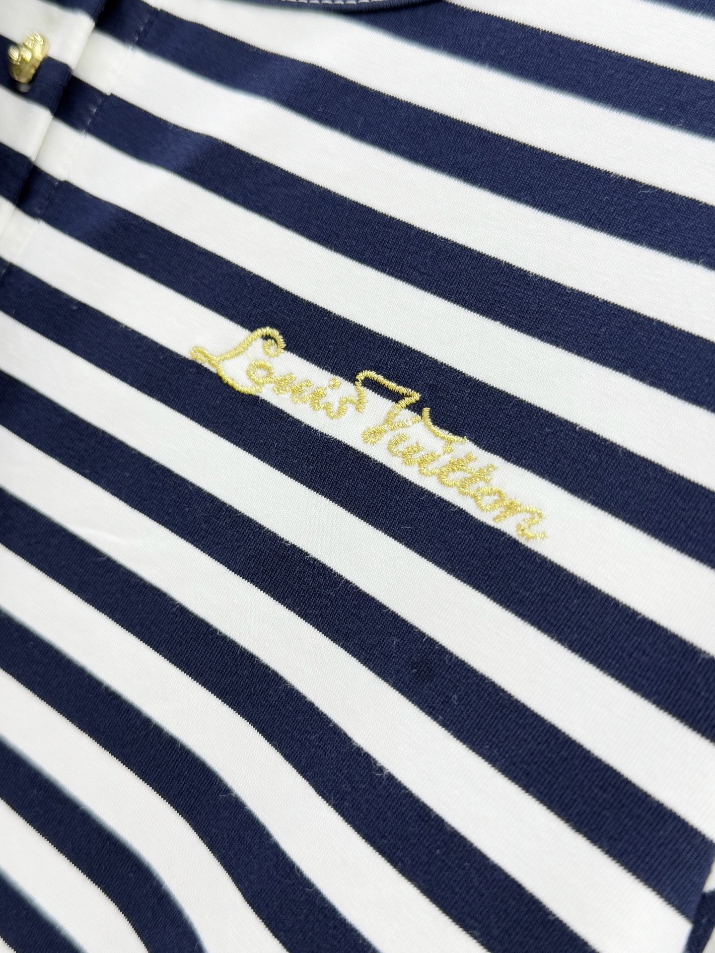 🛒𝐍𝐄𝐖 · 𝟐𝟎𝟐6/爆款现货原单品质 Lou* V｜金扣刺绣短袖T恤高订面料 亲肤透气舒适标志性字母