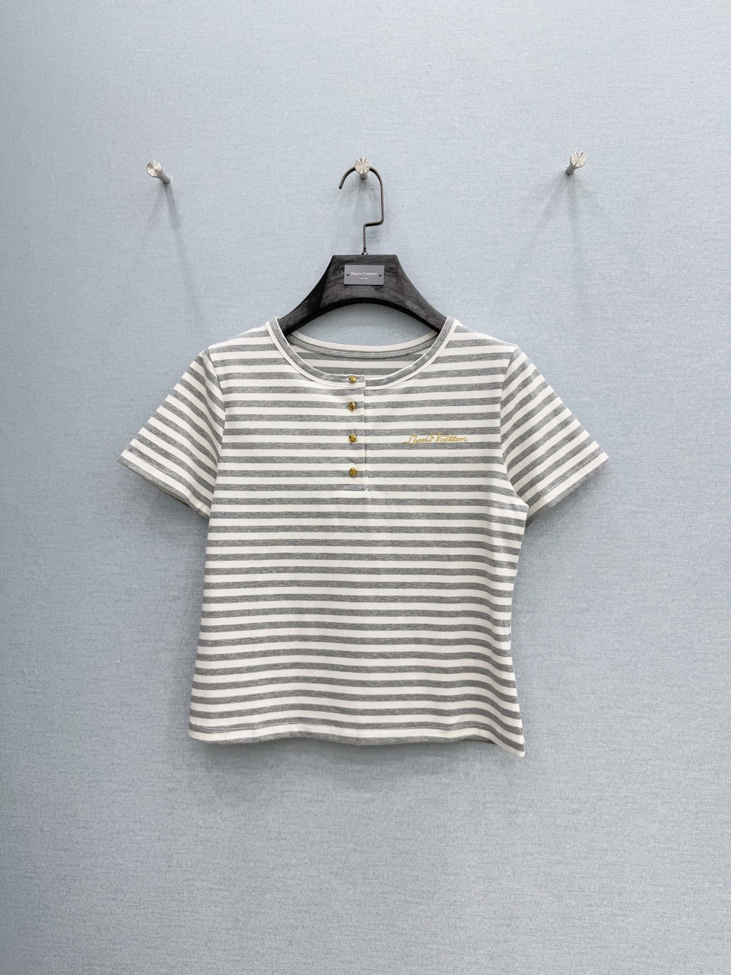 🛒𝐍𝐄𝐖 · 𝟐𝟎𝟐6/爆款现货原单品质 Lou* V｜金扣刺绣短袖T恤高订面料 亲肤透气舒适标志性字母