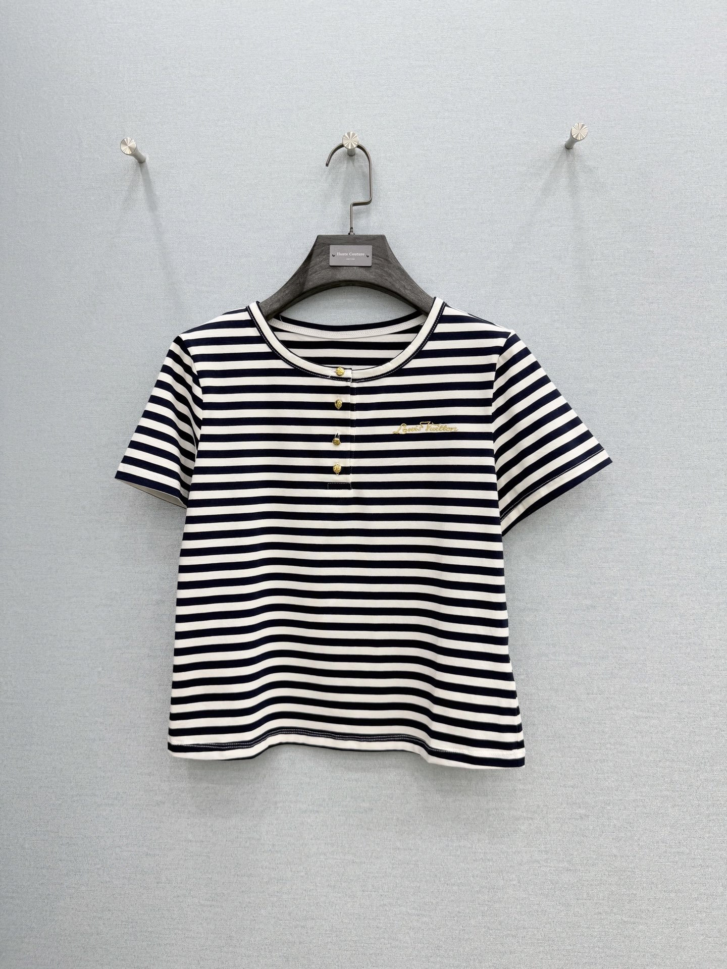 🛒𝐍𝐄𝐖 · 𝟐𝟎𝟐6/爆款现货原单品质 Lou* V｜金扣刺绣短袖T恤高订面料 亲肤透气舒适标志性字母