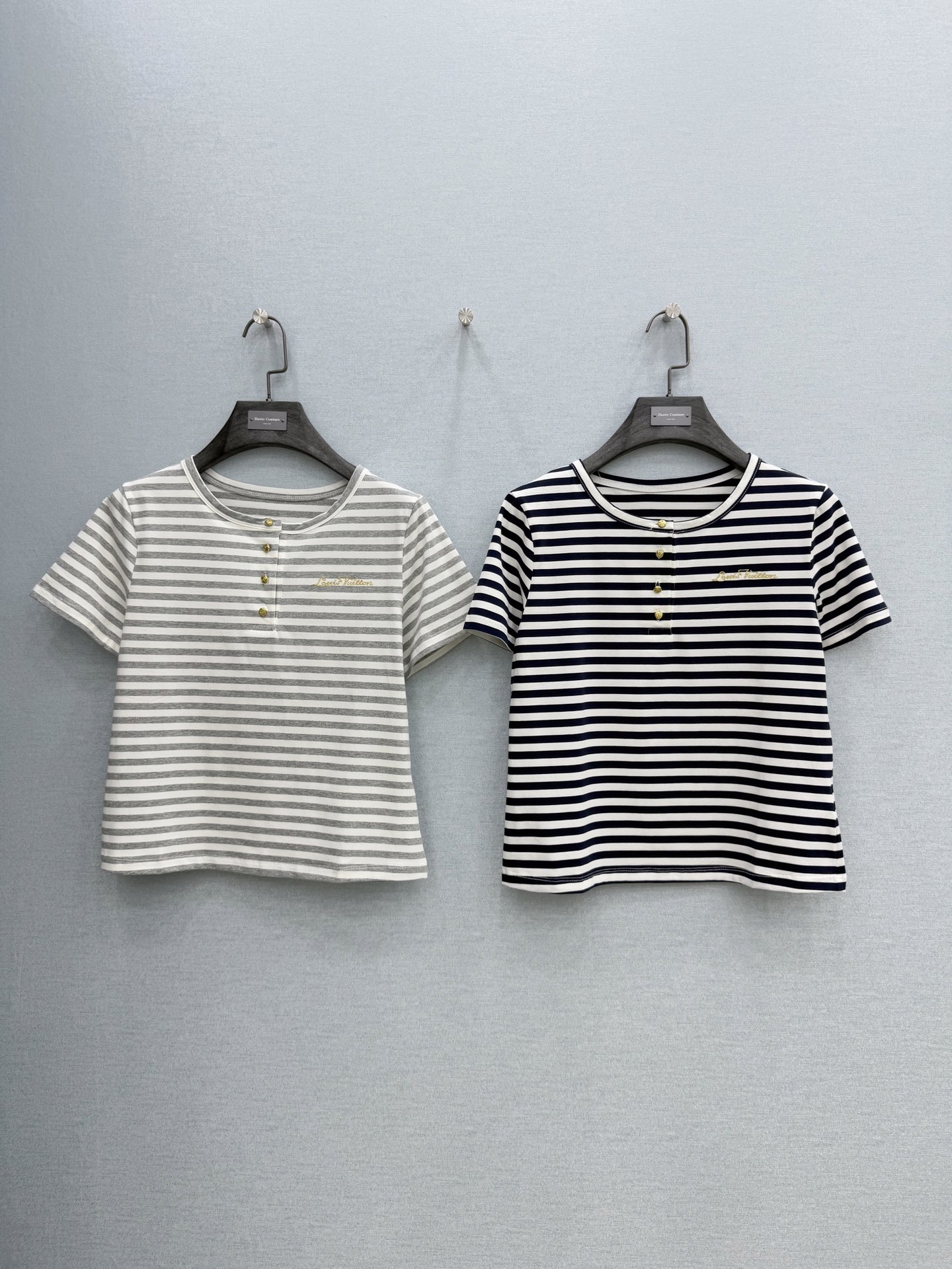 🛒𝐍𝐄𝐖 · 𝟐𝟎𝟐6/爆款现货原单品质 Lou* V｜金扣刺绣短袖T恤高订面料 亲肤透气舒适标志性字母