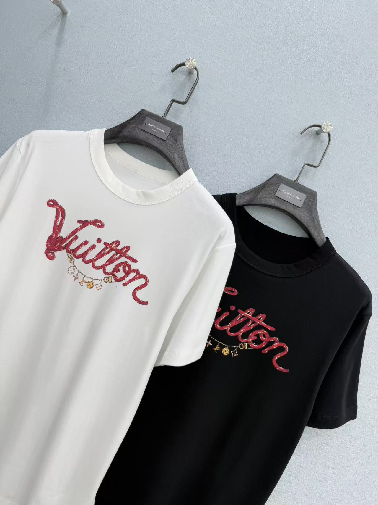 🛒𝐍𝐄𝐖 · 𝟐𝟎𝟐6/爆款现货【春夏上新】 Lou* V｜2026新款印花T恤高订面料，百搭版型 ，上