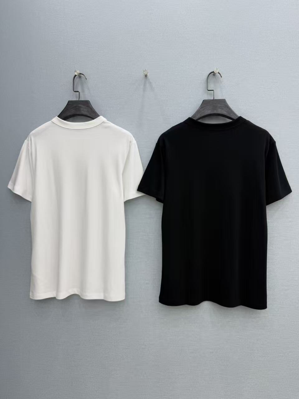 🛒𝐍𝐄𝐖 · 𝟐𝟎𝟐6/爆款现货【春夏上新】 Lou* V｜2026新款印花T恤高订面料，百搭版型 ，上