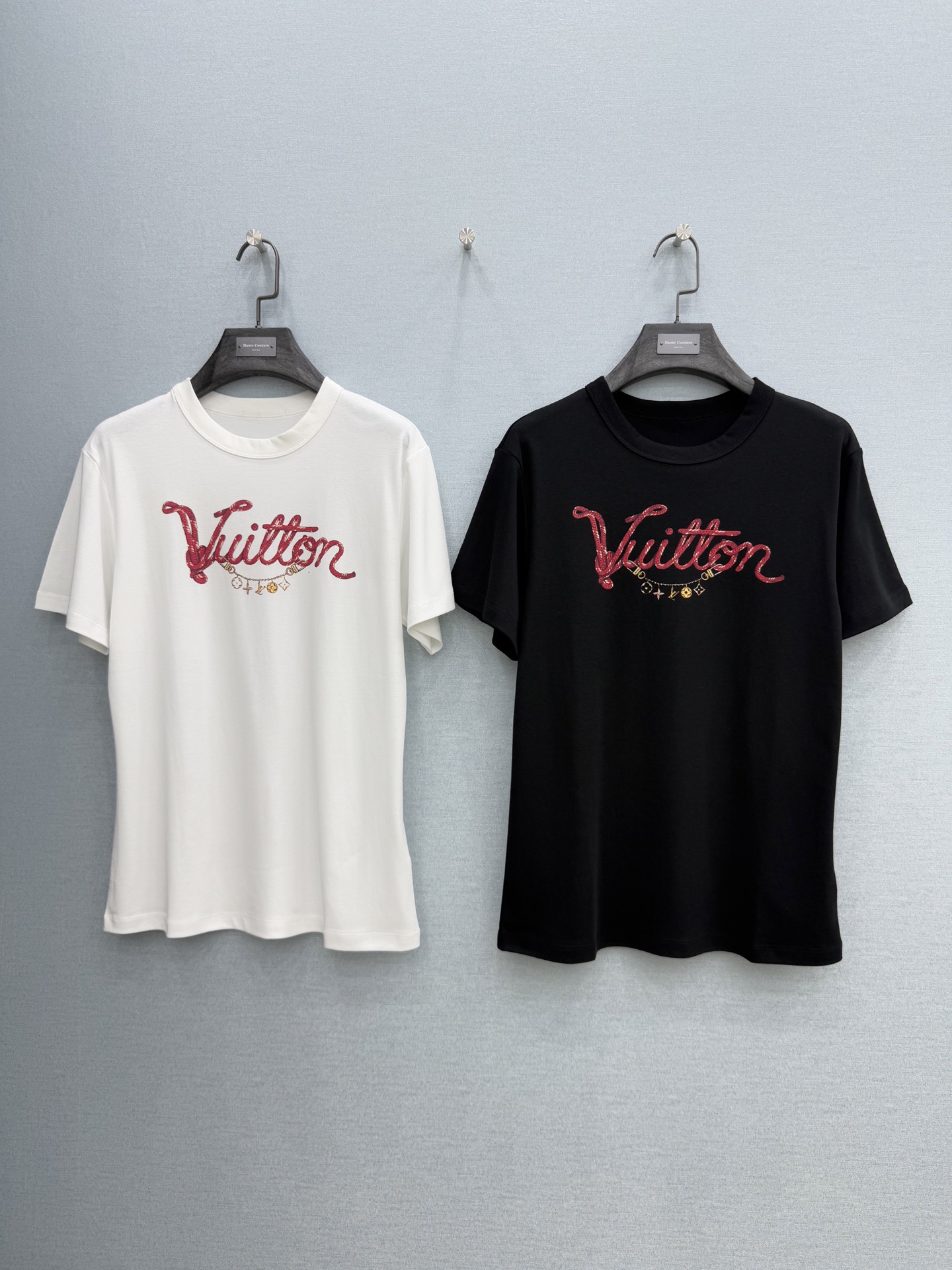 🛒𝐍𝐄𝐖 · 𝟐𝟎𝟐6/爆款现货【春夏上新】 Lou* V｜2026新款印花T恤高订面料，百搭版型 ，上