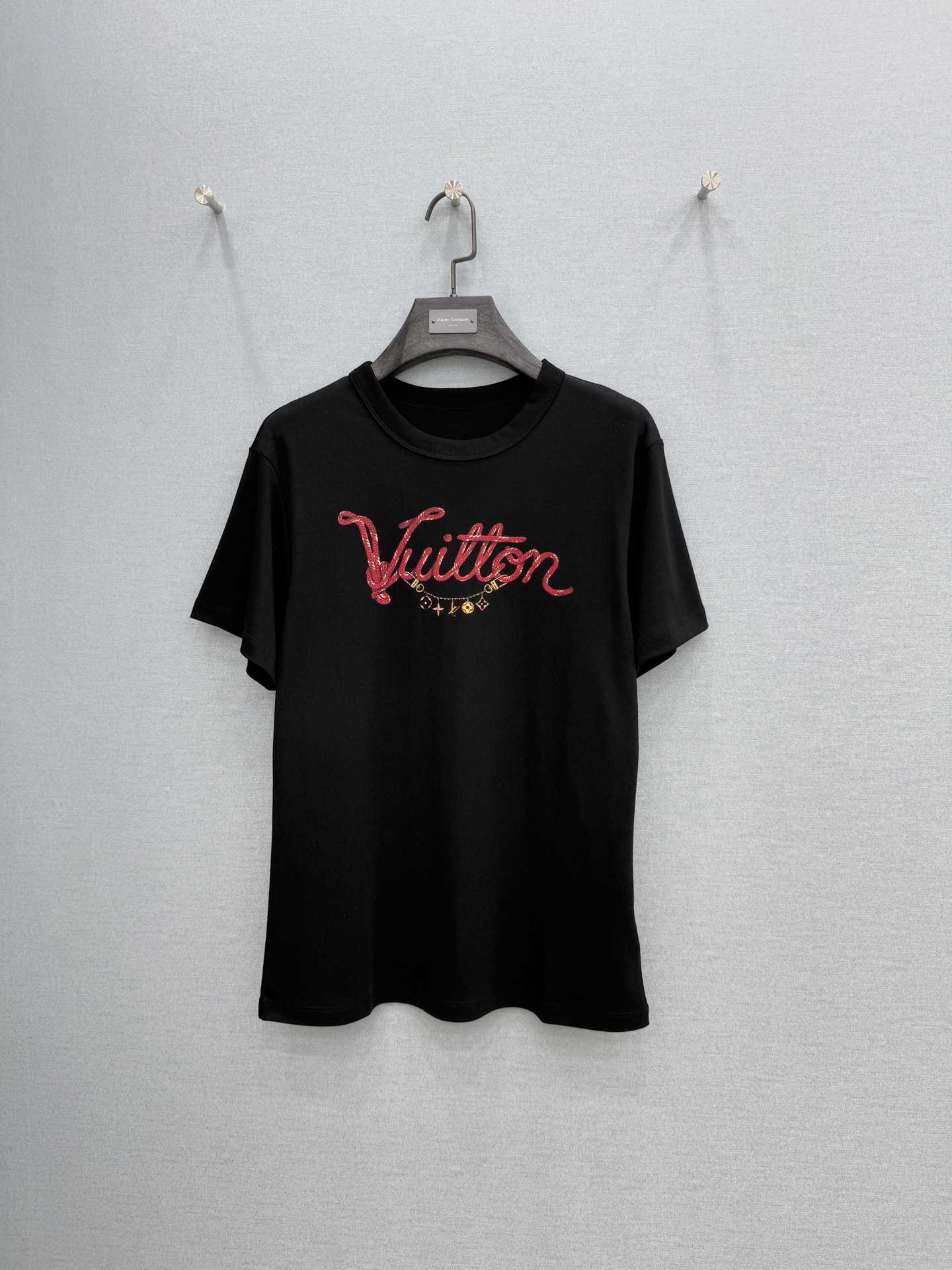 🛒𝐍𝐄𝐖 · 𝟐𝟎𝟐6/爆款现货【春夏上新】 Lou* V｜2026新款印花T恤高订面料，百搭版型 ，上