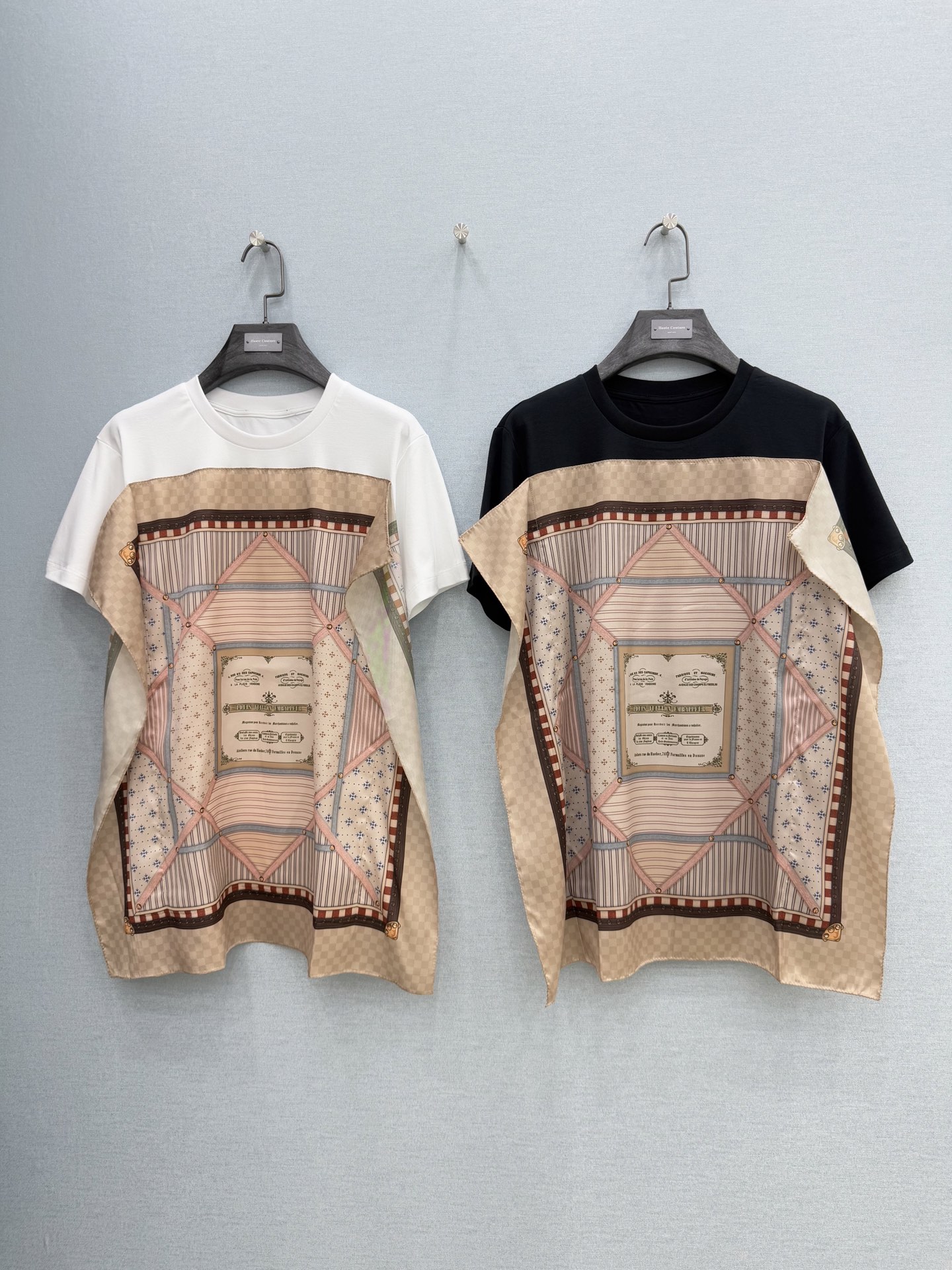 🛒𝐍𝐄𝐖 · 𝟐𝟎𝟐6/爆款现货【春夏上新】 Lou* V｜2026新款丝巾拼接T恤高订面料，百搭版型 