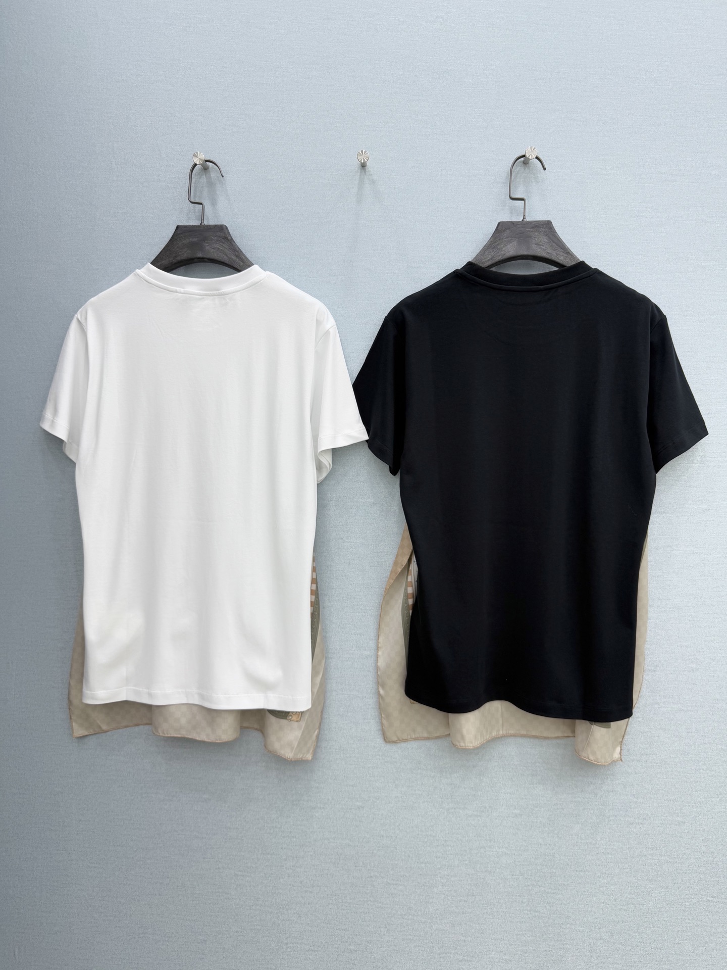 🛒𝐍𝐄𝐖 · 𝟐𝟎𝟐6/爆款现货【春夏上新】 Lou* V｜2026新款丝巾拼接T恤高订面料，百搭版型 