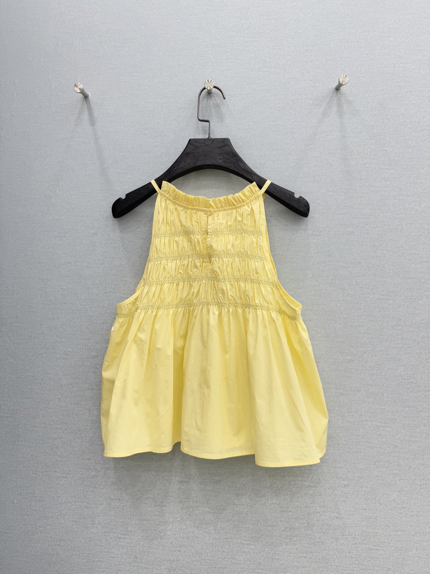 🛒𝐍𝐄𝐖 · 𝟐𝟎𝟐6/爆款现货原单品质 小众*｜2026新品打拦挂脖背心精致版型，直筒设计，高级肌理细