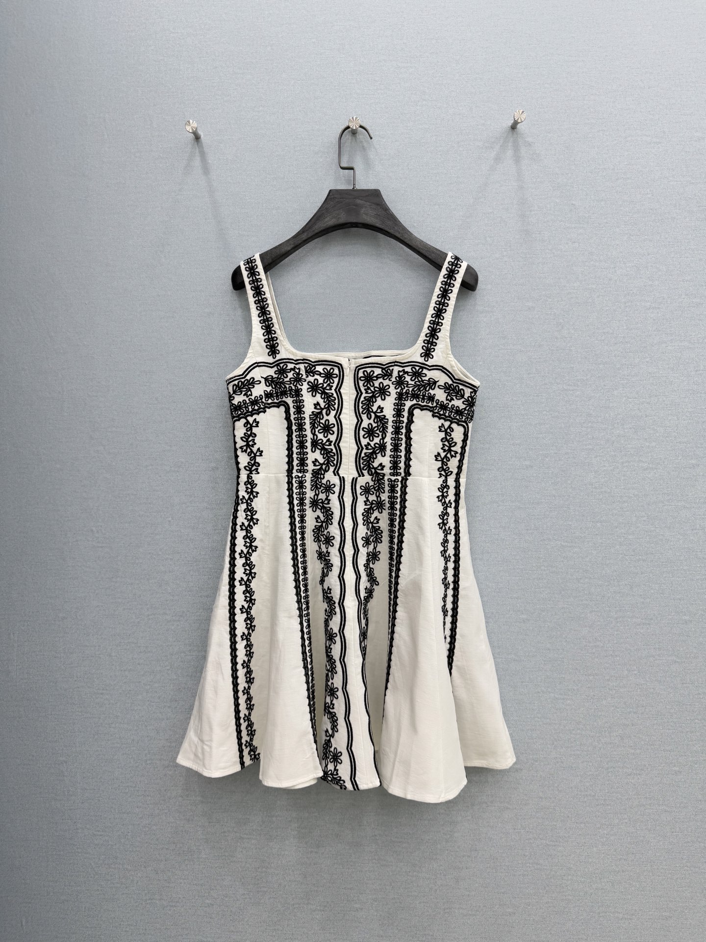 🛒𝐍𝐄𝐖 · 𝟐𝟎𝟐6/爆款现货原单品质 小众*｜2026新款刺绣吊带连衣裙精致版型，撞色拼接，高级肌理
