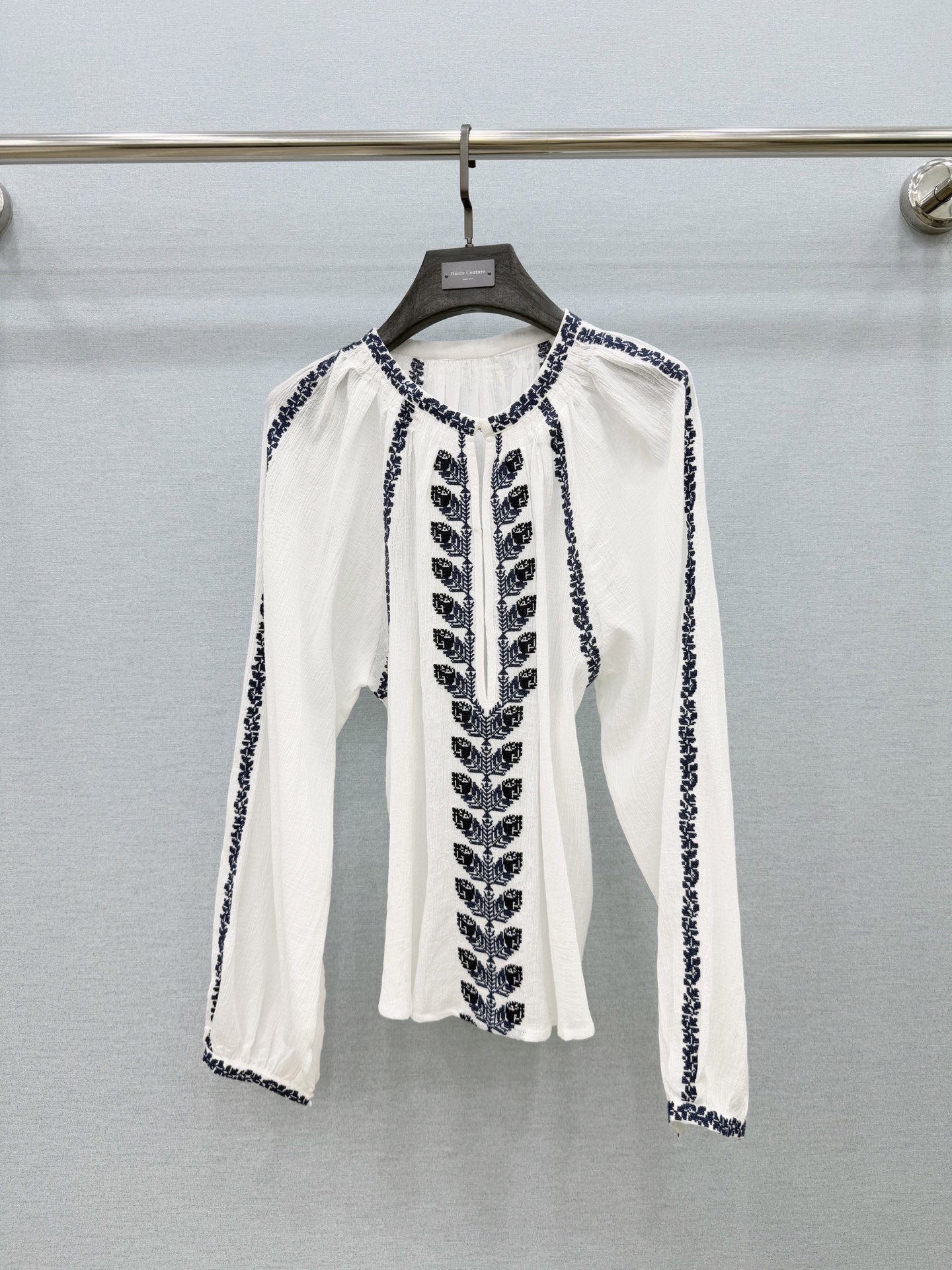 🛒𝐍𝐄𝐖 · 𝟐𝟎𝟐6/爆款现货原单品质 小众*｜2026新品名族风刺绣衬衫精致版型，高级肌理细腻 极简