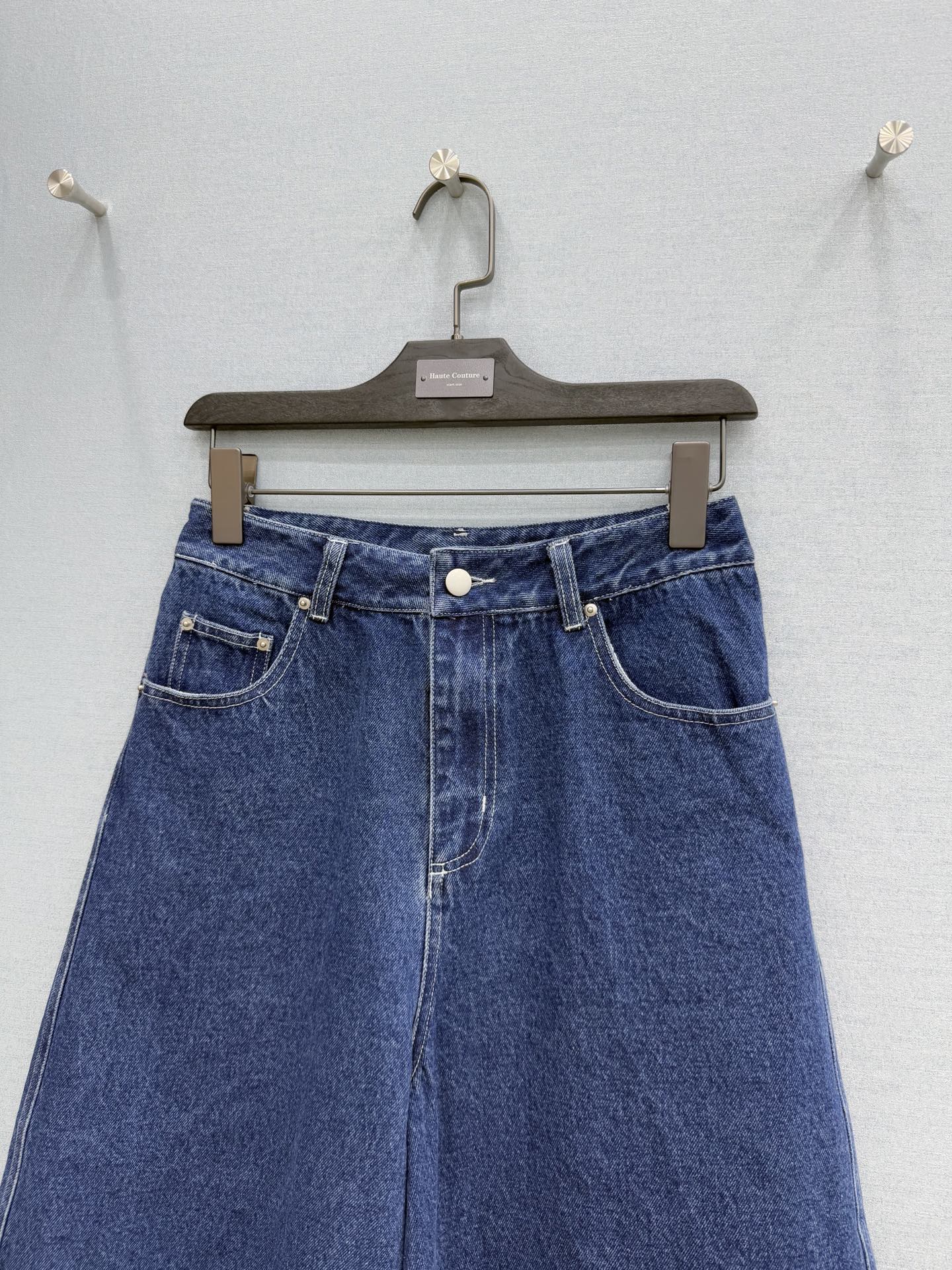 🛒𝐍𝐄𝐖 · 𝟐𝟎𝟐6/爆款现货原单 小众｜26新款蕾丝拼接牛仔中裤色系搭配非常好看，高端设计，版型上身