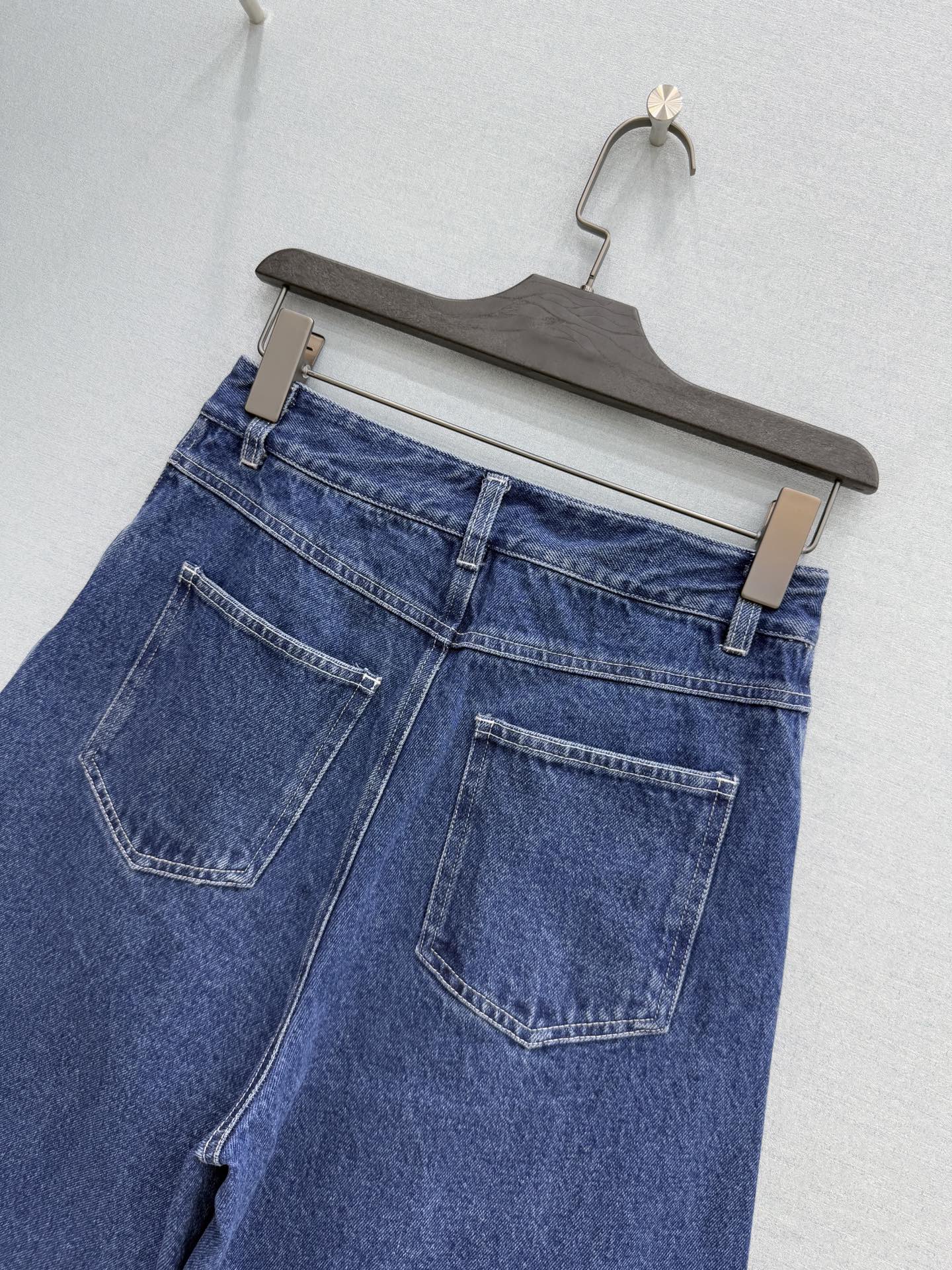🛒𝐍𝐄𝐖 · 𝟐𝟎𝟐6/爆款现货原单 小众｜26新款蕾丝拼接牛仔中裤色系搭配非常好看，高端设计，版型上身