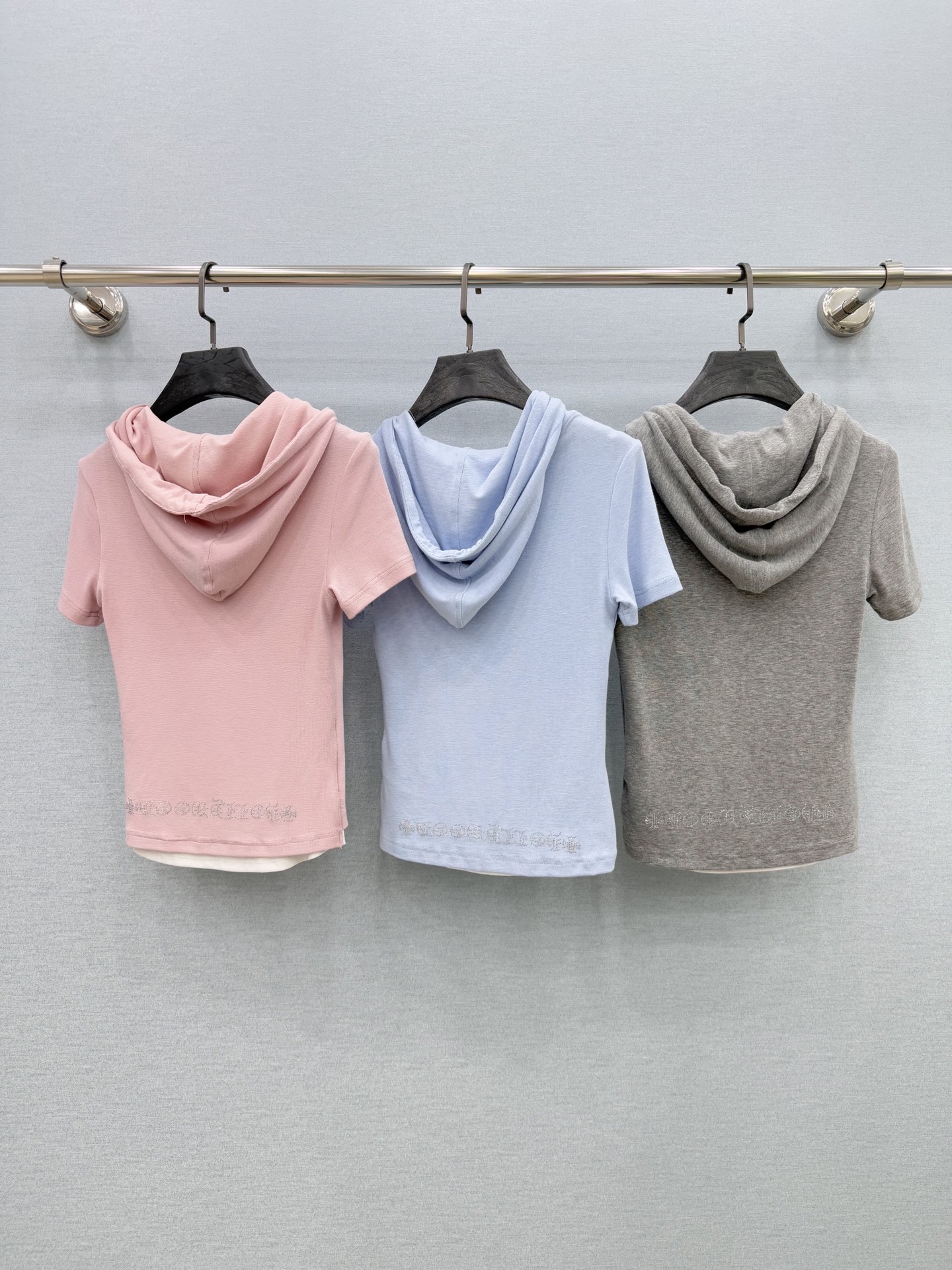 🛒𝐍𝐄𝐖 · 𝟐𝟎𝟐6/爆款现货克罗星｜26春夏新品重工烫钻假两件戴帽短袖套装！高端定制半扣上衣，搭配松