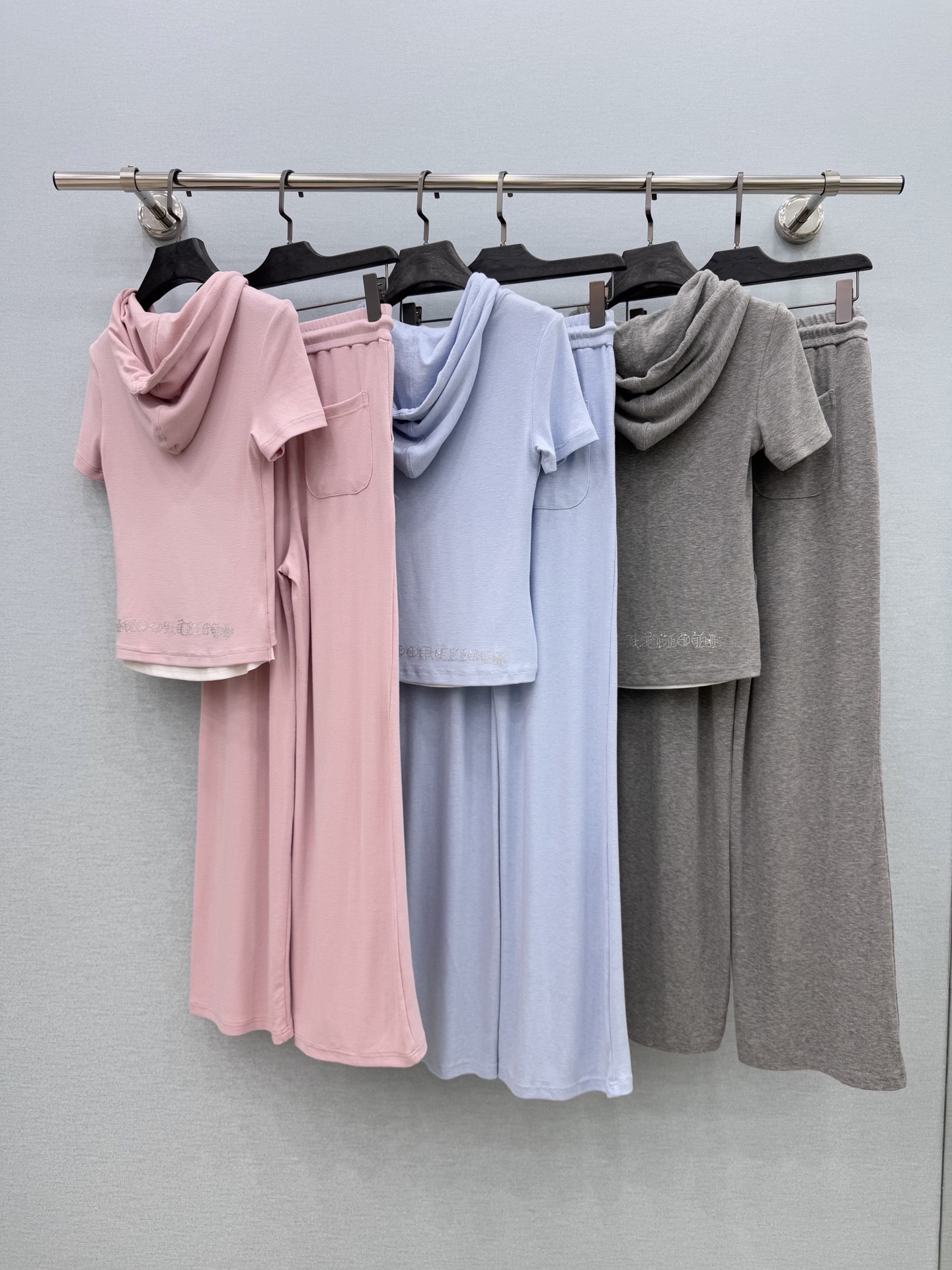 🛒𝐍𝐄𝐖 · 𝟐𝟎𝟐6/爆款现货克罗星｜26春夏新品重工烫钻假两件戴帽短袖套装！高端定制半扣上衣，搭配松