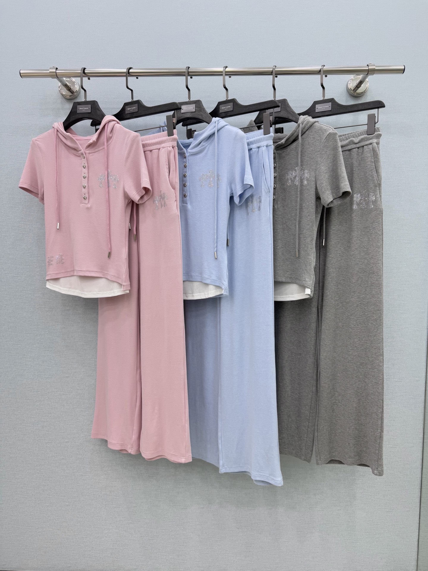 🛒𝐍𝐄𝐖 · 𝟐𝟎𝟐6/爆款现货克罗星｜26春夏新品重工烫钻假两件戴帽短袖套装！高端定制半扣上衣，搭配松