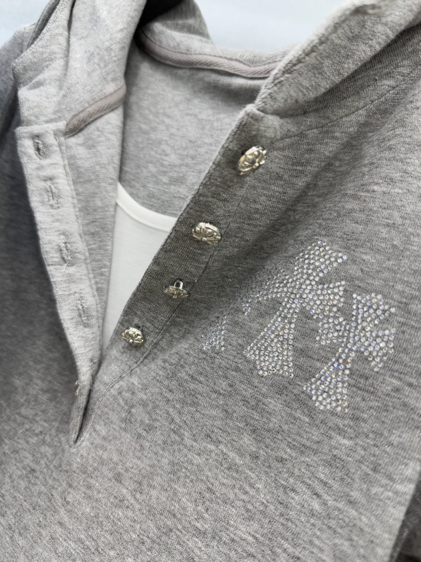 🛒𝐍𝐄𝐖 · 𝟐𝟎𝟐6/爆款现货克罗星｜26春夏新品重工烫钻假两件戴帽短袖套装！高端定制半扣上衣，搭配松