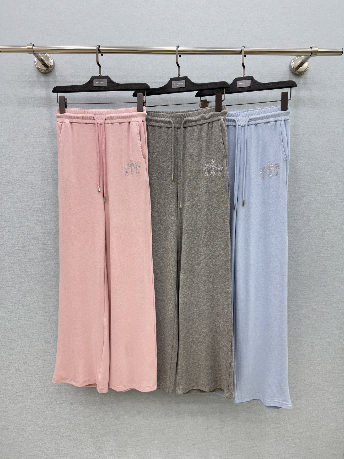 🛒𝐍𝐄𝐖 · 𝟐𝟎𝟐6/爆款现货克罗星｜26春夏新品重工烫钻假两件戴帽短袖套装！高端定制半扣上衣，搭配松