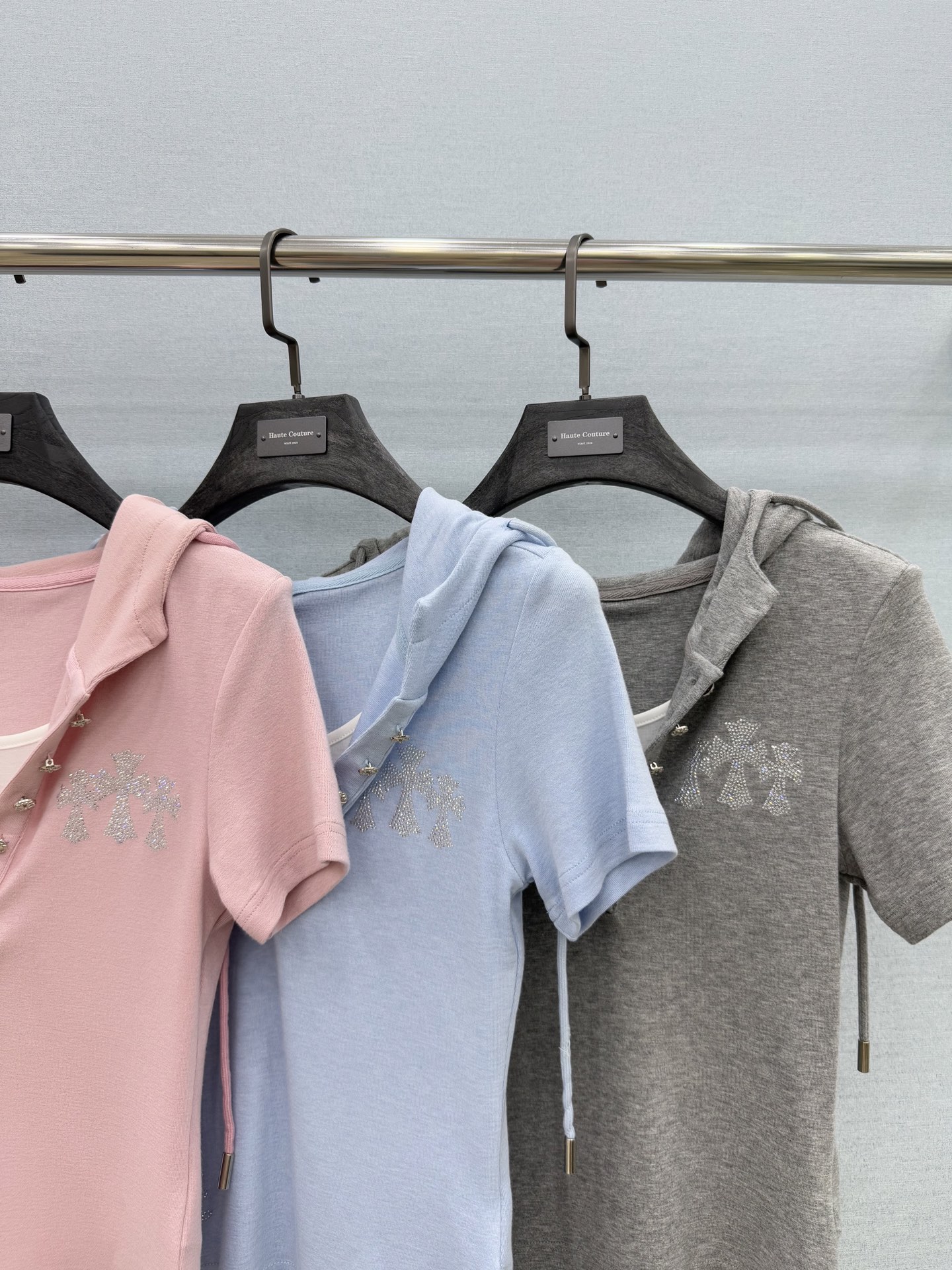 🛒𝐍𝐄𝐖 · 𝟐𝟎𝟐6/爆款现货克罗星｜26春夏新品重工烫钻假两件戴帽短袖套装！高端定制半扣上衣，搭配松