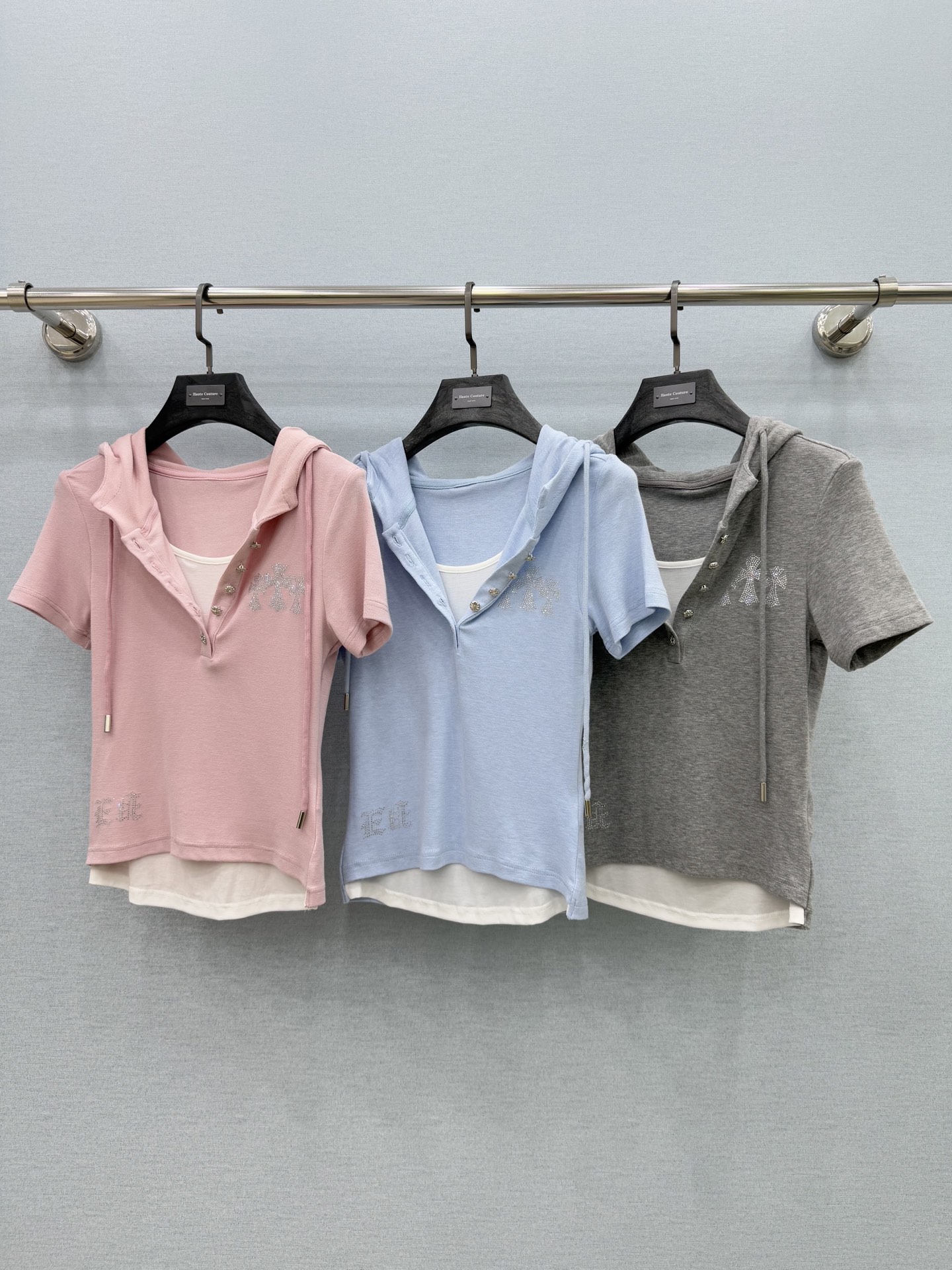 🛒𝐍𝐄𝐖 · 𝟐𝟎𝟐6/爆款现货克罗星｜26春夏新品重工烫钻假两件戴帽短袖套装！高端定制半扣上衣，搭配松