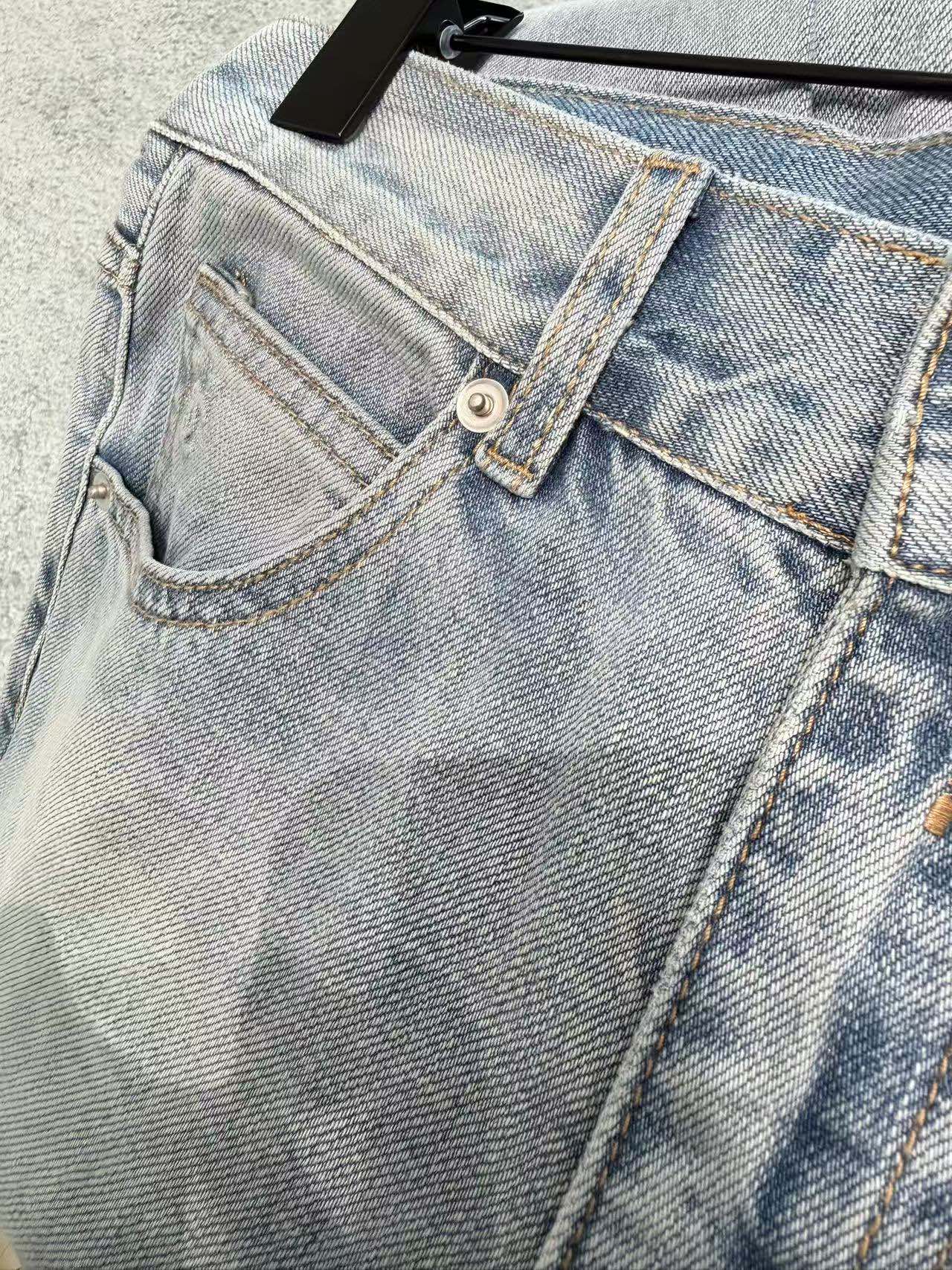 🛒𝐍𝐄𝐖 · 𝟐𝟎𝟐6/爆款现货原创 设计师｜双C立体压花牛仔裤采用高端定制面料，牛仔穿起来非常舒适，常