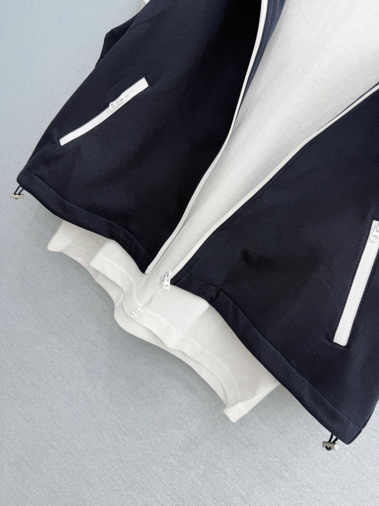 🛒𝐍𝐄𝐖 · 𝟐𝟎𝟐6/爆款现货设计师 原创｜26春夏新品三件套套装！高端定制戴帽马甲T恤，搭配松紧腰半