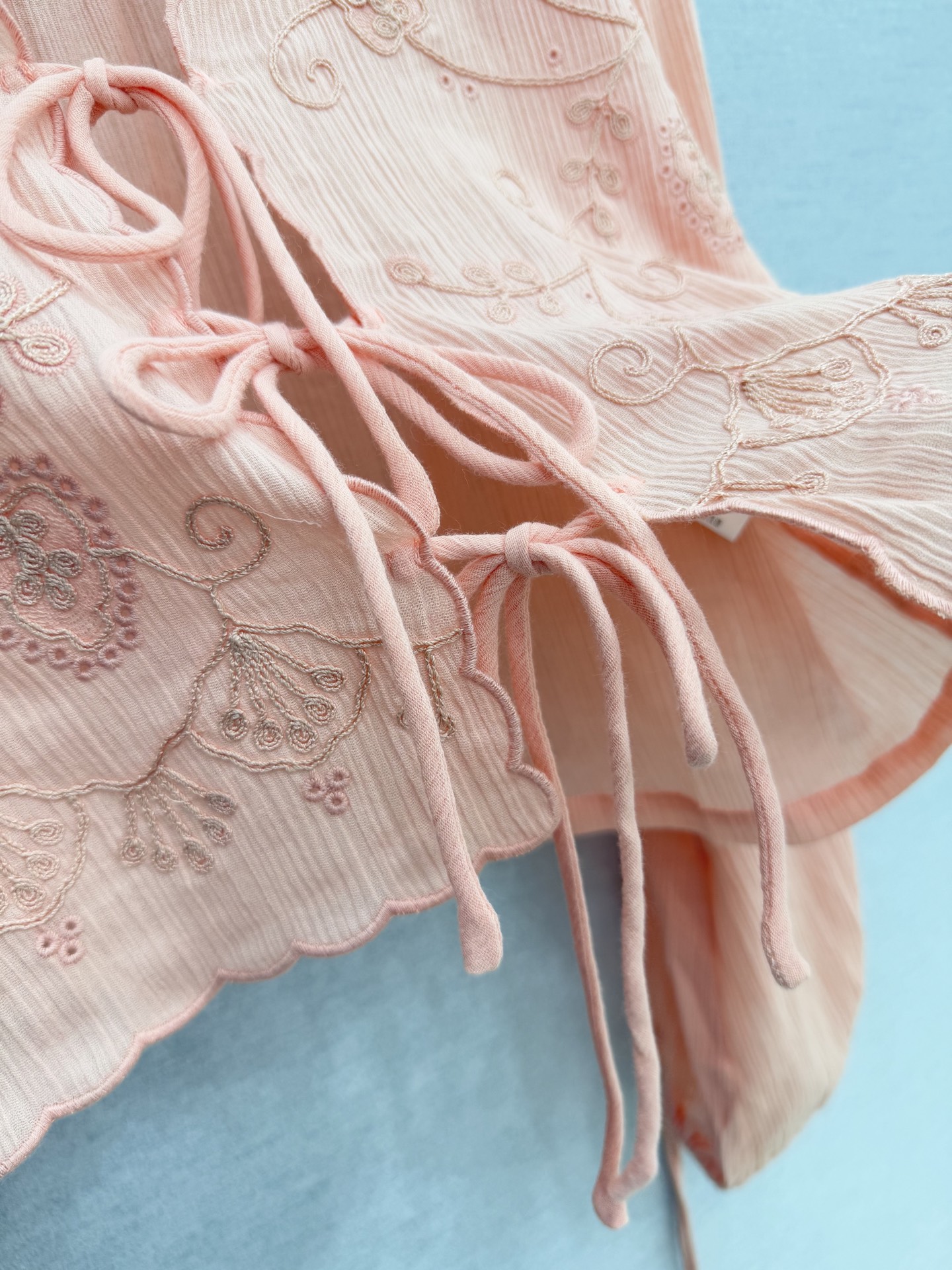 🛒𝐍𝐄𝐖 · 𝟐𝟎𝟐6/爆款现货原单品质 小众*｜2026新品花边刺绣衬衫精致版型，系带设计，高级肌理细
