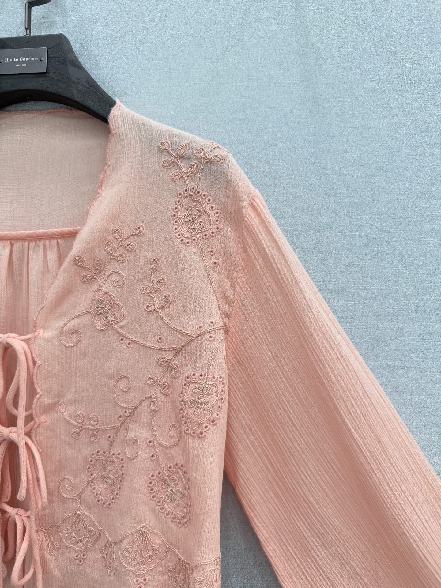 🛒𝐍𝐄𝐖 · 𝟐𝟎𝟐6/爆款现货原单品质 小众*｜2026新品花边刺绣衬衫精致版型，系带设计，高级肌理细
