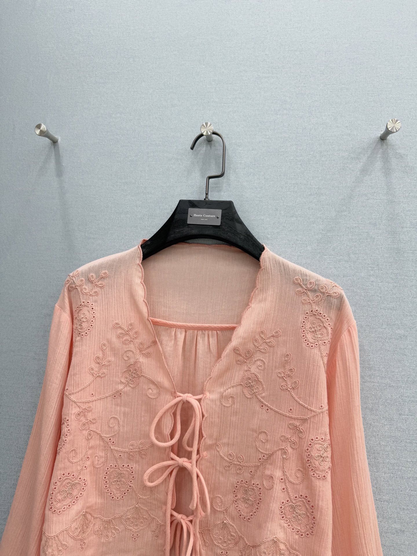 🛒𝐍𝐄𝐖 · 𝟐𝟎𝟐6/爆款现货原单品质 小众*｜2026新品花边刺绣衬衫精致版型，系带设计，高级肌理细