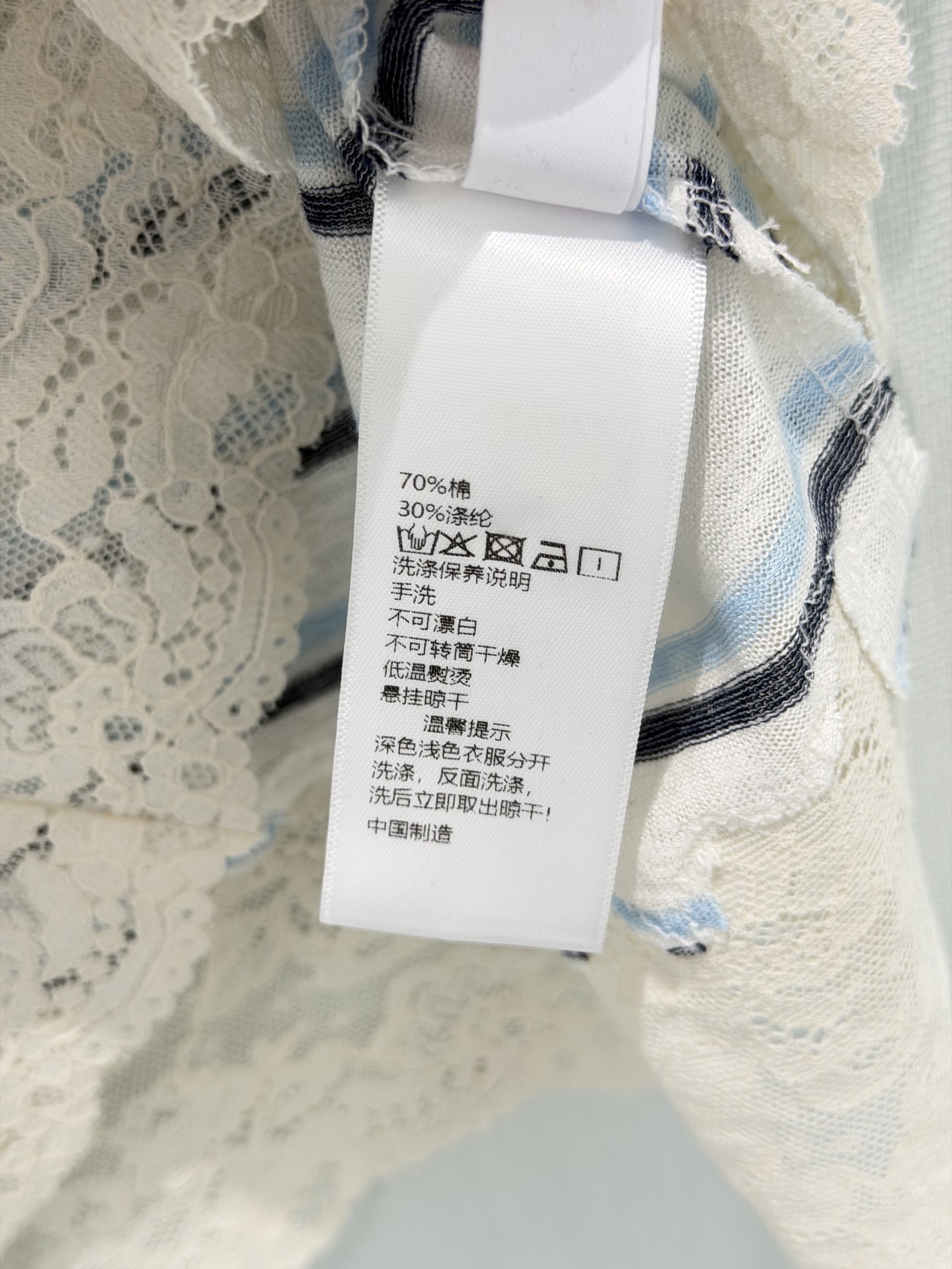 🛒𝐍𝐄𝐖 · 𝟐𝟎𝟐6/爆款现货【春夏上新】 小众｜2026新款天丝条纹拼接蕾丝T恤云感舒适 上身的触感