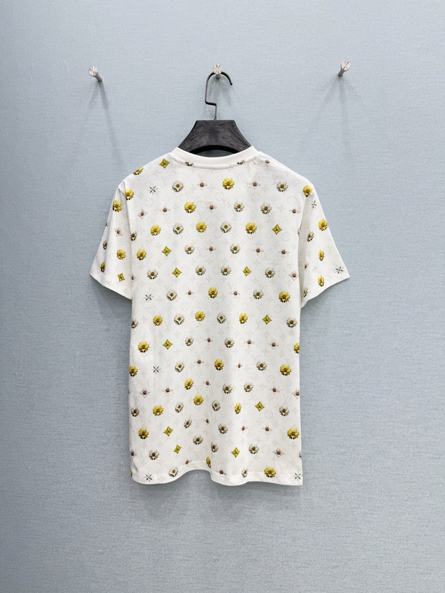 🛒𝐍𝐄𝐖 · 𝟐𝟎𝟐6/爆款现货【春夏上新】 Lv*｜2026新款印花T恤高订面料，百搭版型 ，上身的触