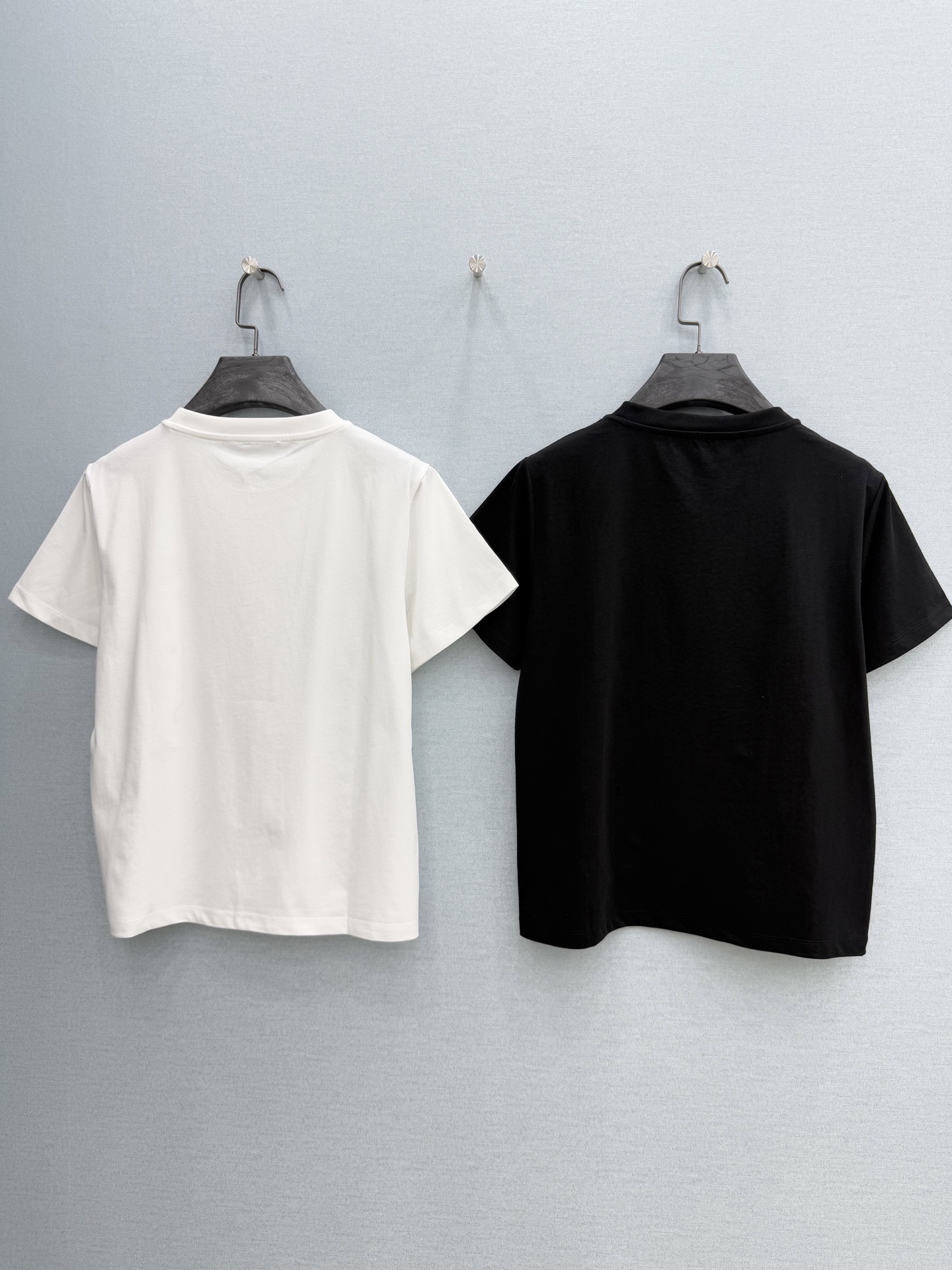 🛒𝐍𝐄𝐖 · 𝟐𝟎𝟐6/爆款现货【春夏上新】 Cha*｜2026新款刺绣T恤高订面料，百搭版型 ，上身的
